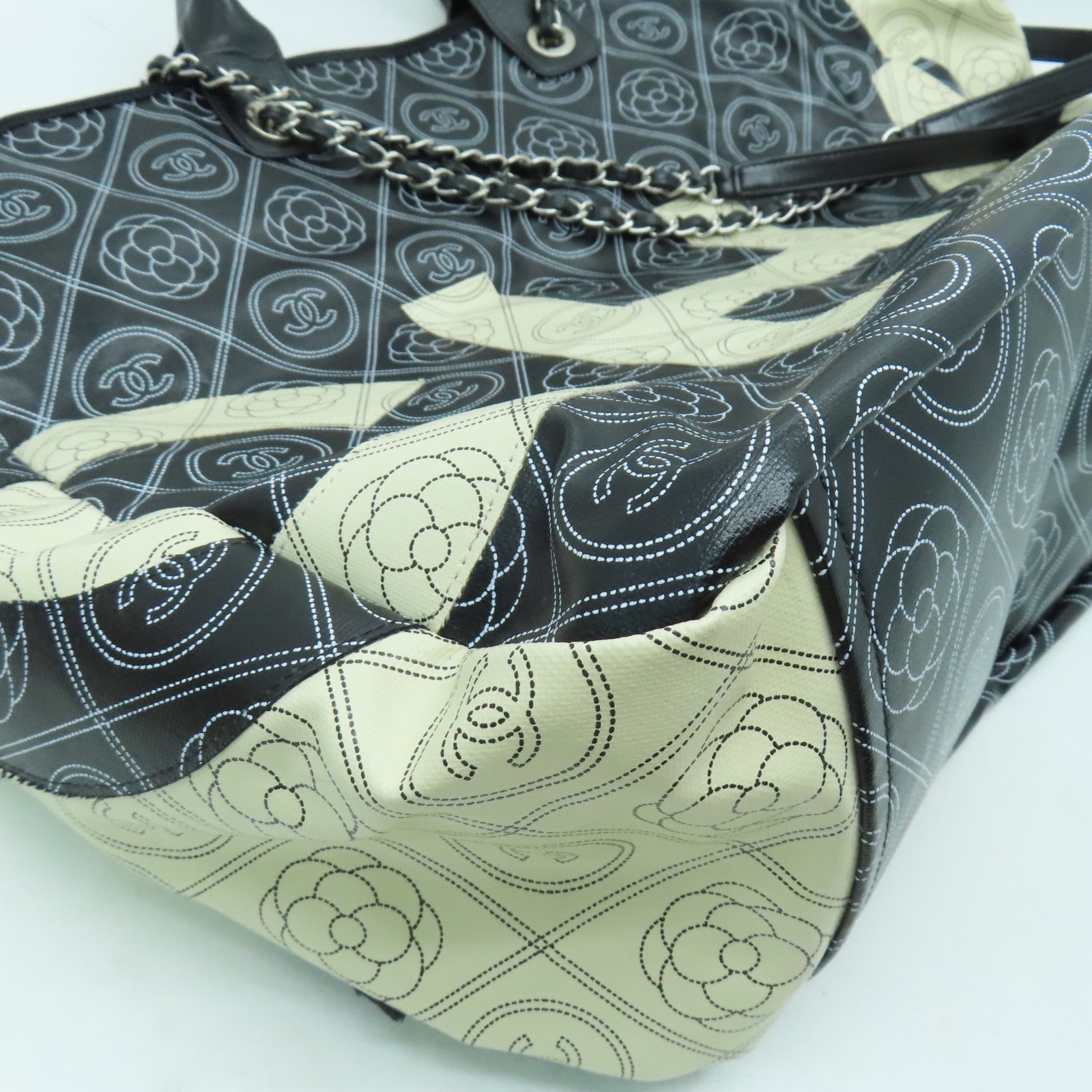 CHANEL 【激減優惠】塗層帆布Camellia Large Shopping Bag銀扣手挽袋黑色/白色