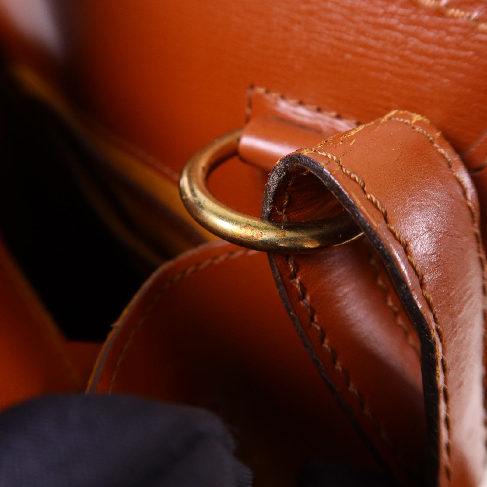 LOUIS VUITTON Epi Cluny金扣肩背袋