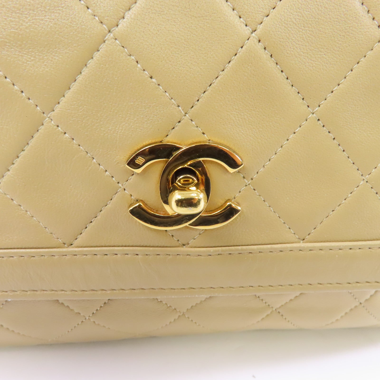 CHANEL 菱格羊皮皮革Chain Shoulder金扣肩背袋卡其色