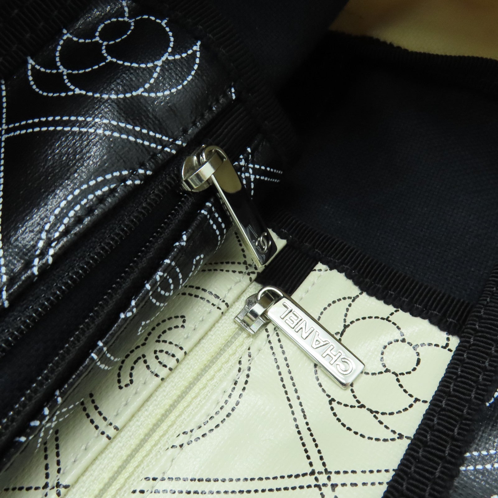 CHANEL 【激減優惠】塗層帆布Camellia Large Shopping Bag銀扣手挽袋黑色/白色