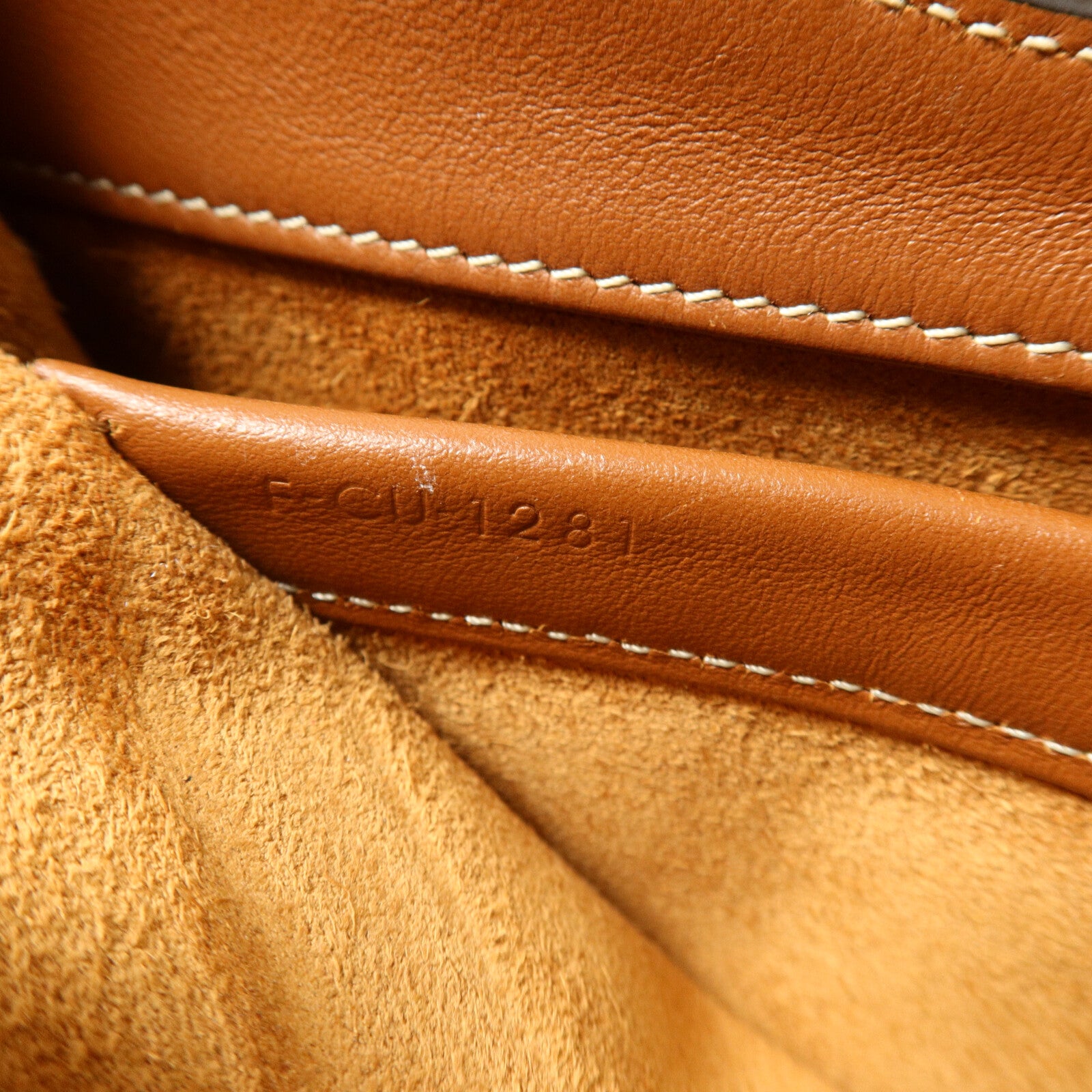 CELINE 牛皮皮革Soft 16 Small肩背袋