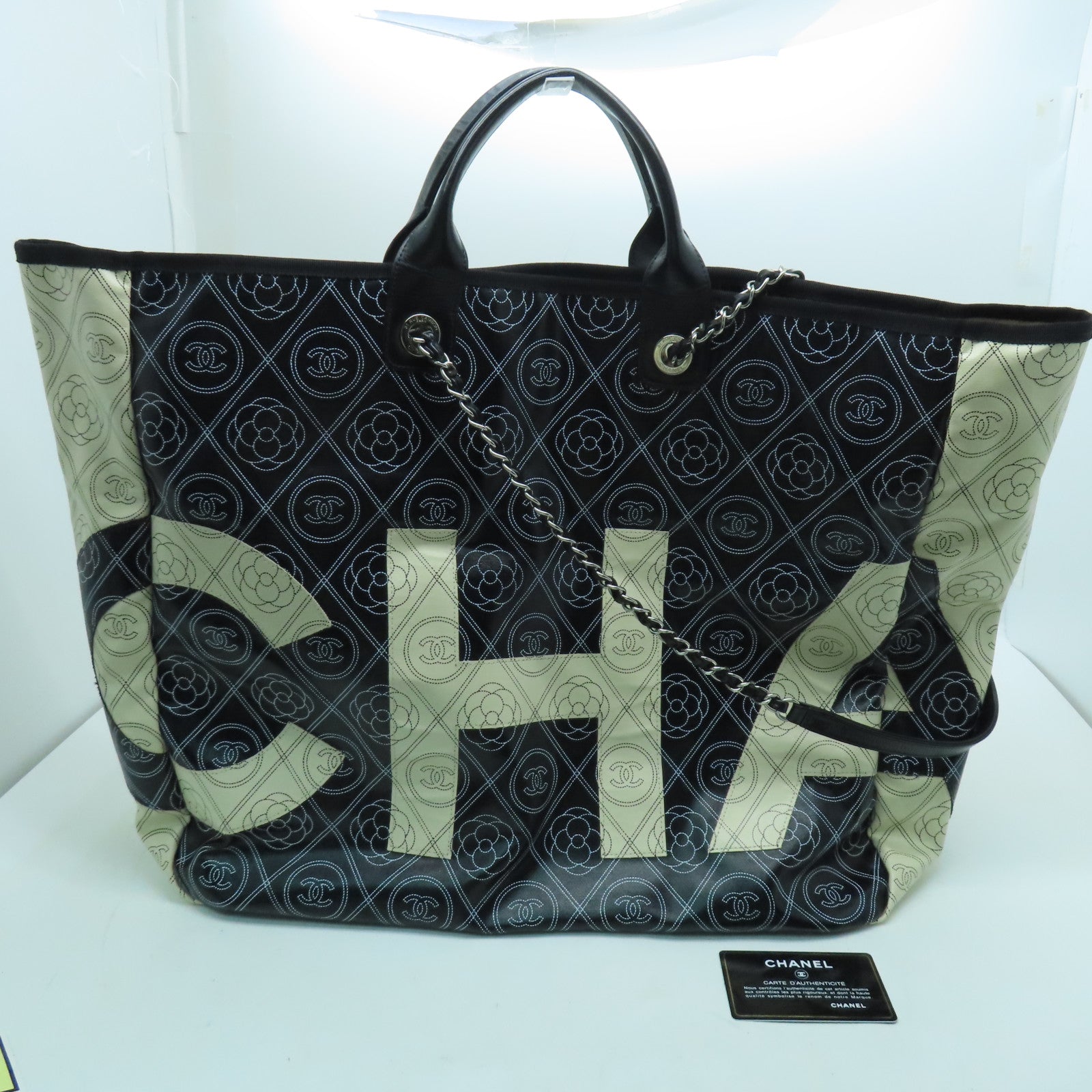 CHANEL 【激減優惠】塗層帆布Camellia Large Shopping Bag銀扣手挽袋黑色/白色