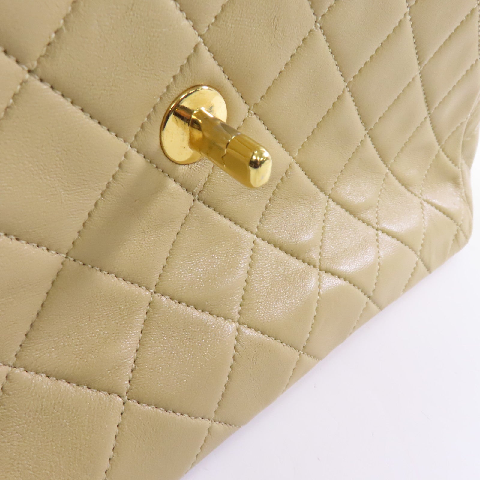 CHANEL 菱格羊皮皮革Chain Shoulder金扣肩背袋卡其色