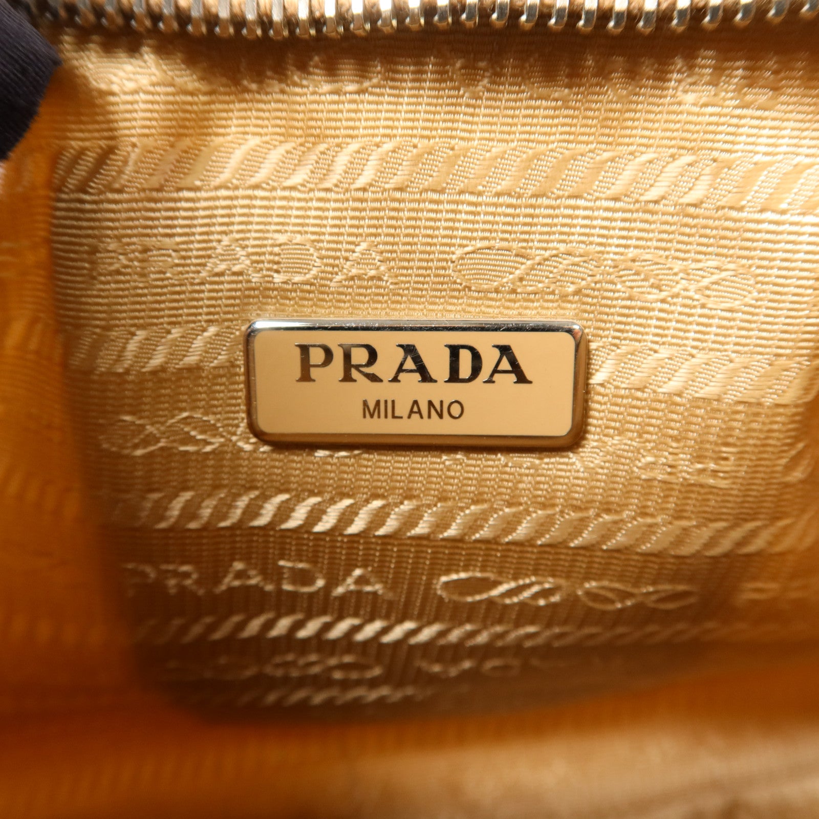 PRADA 尼龍Re-Edition 2005銀扣肩背袋