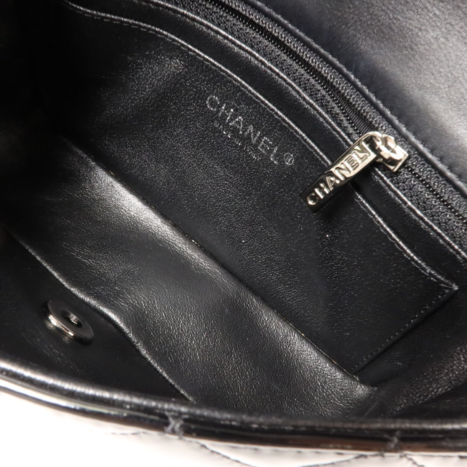 CHANEL 漆皮皮革Mini Classic 20鏈帶肩背袋