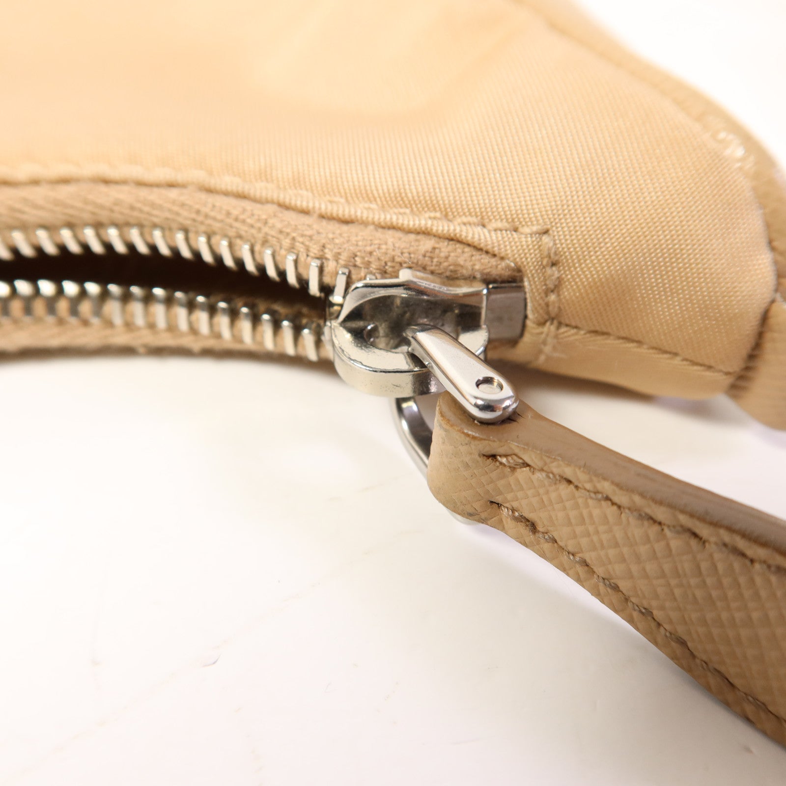 PRADA 尼龍Re-Edition 2005銀扣肩背袋