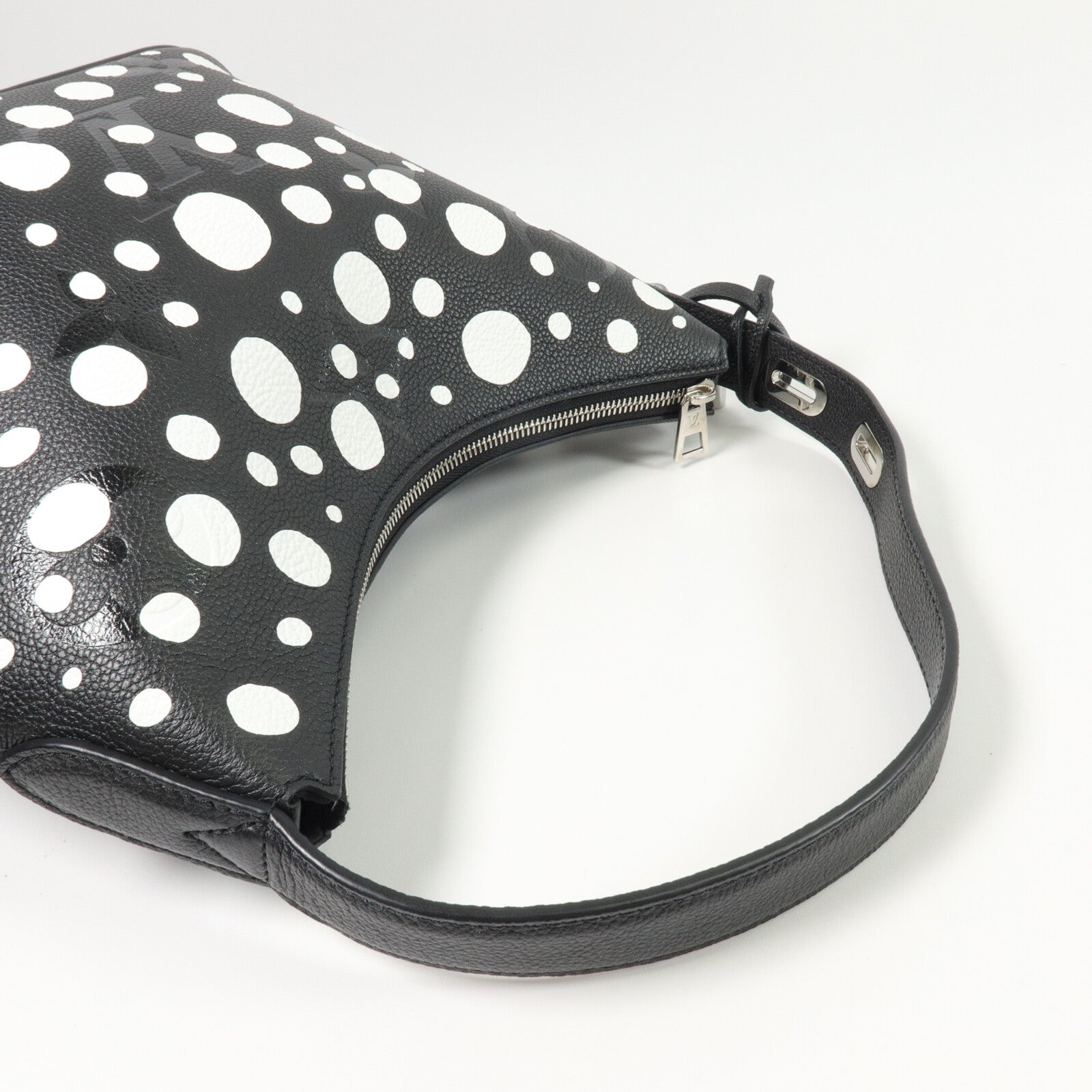 LOUIS VUITTON Monogram Empreinte LV x YK Marshmallow Bag手挽袋