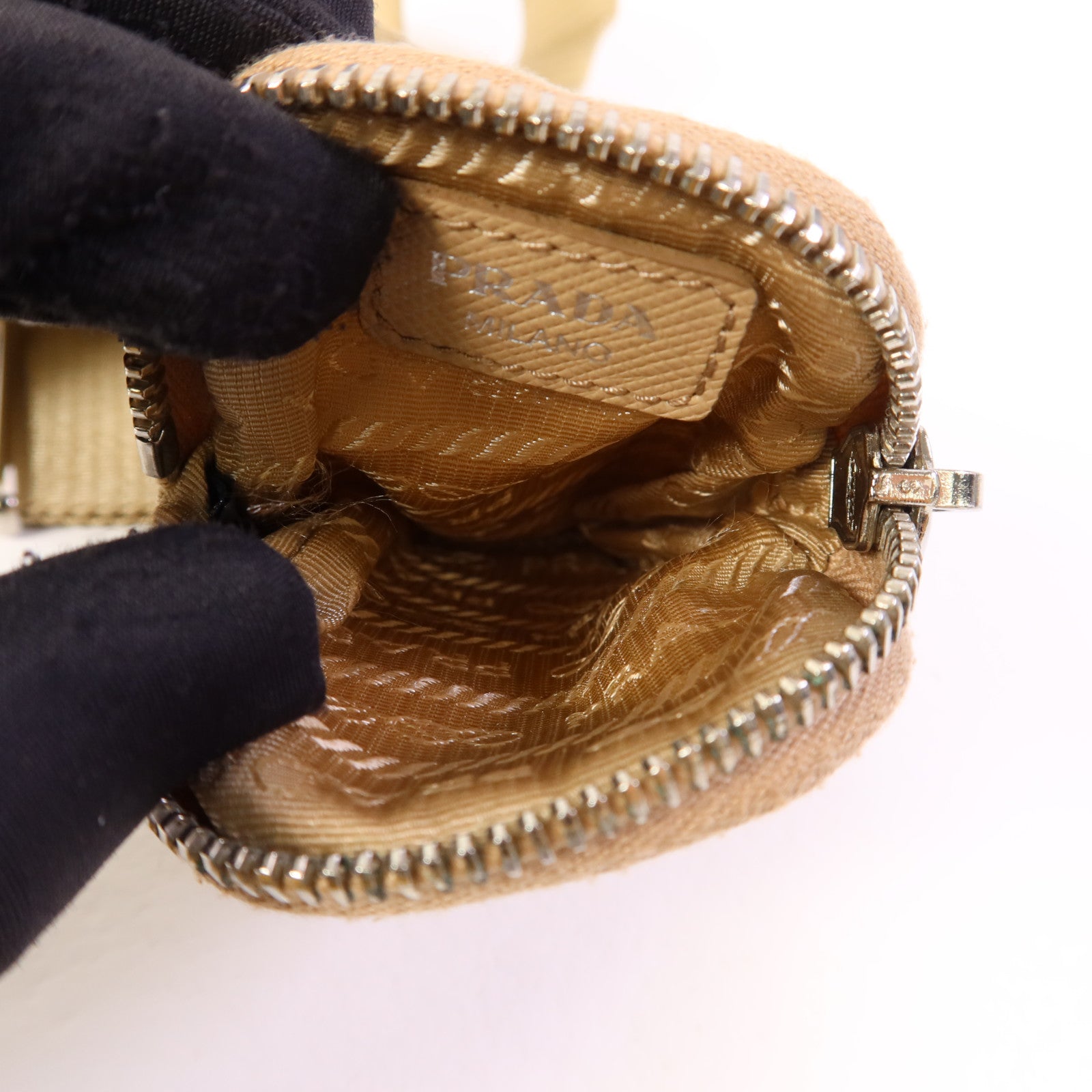 PRADA 尼龍Re-Edition 2005銀扣肩背袋