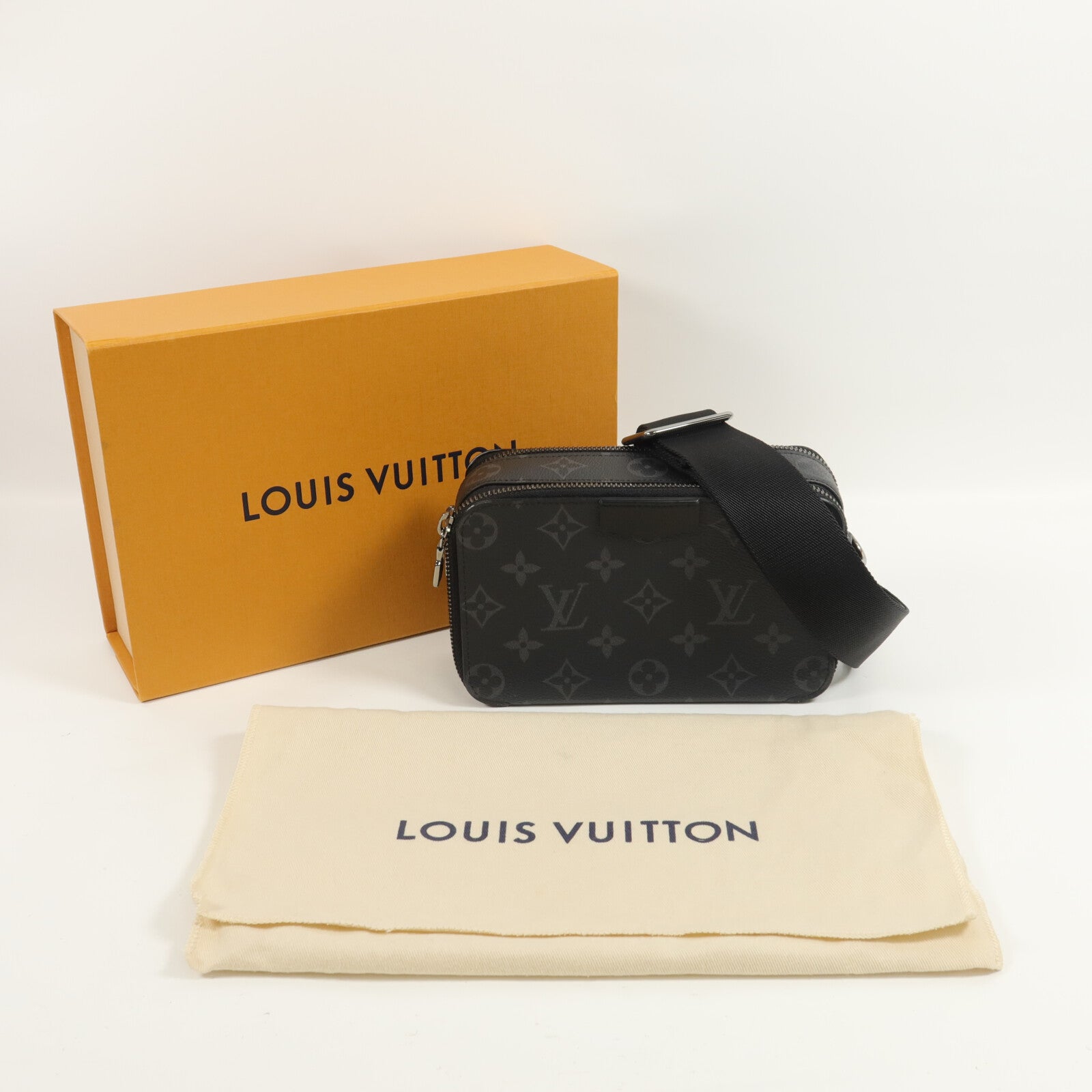 LOUIS VUITTON Monogram Eclipse Alpha肩背袋