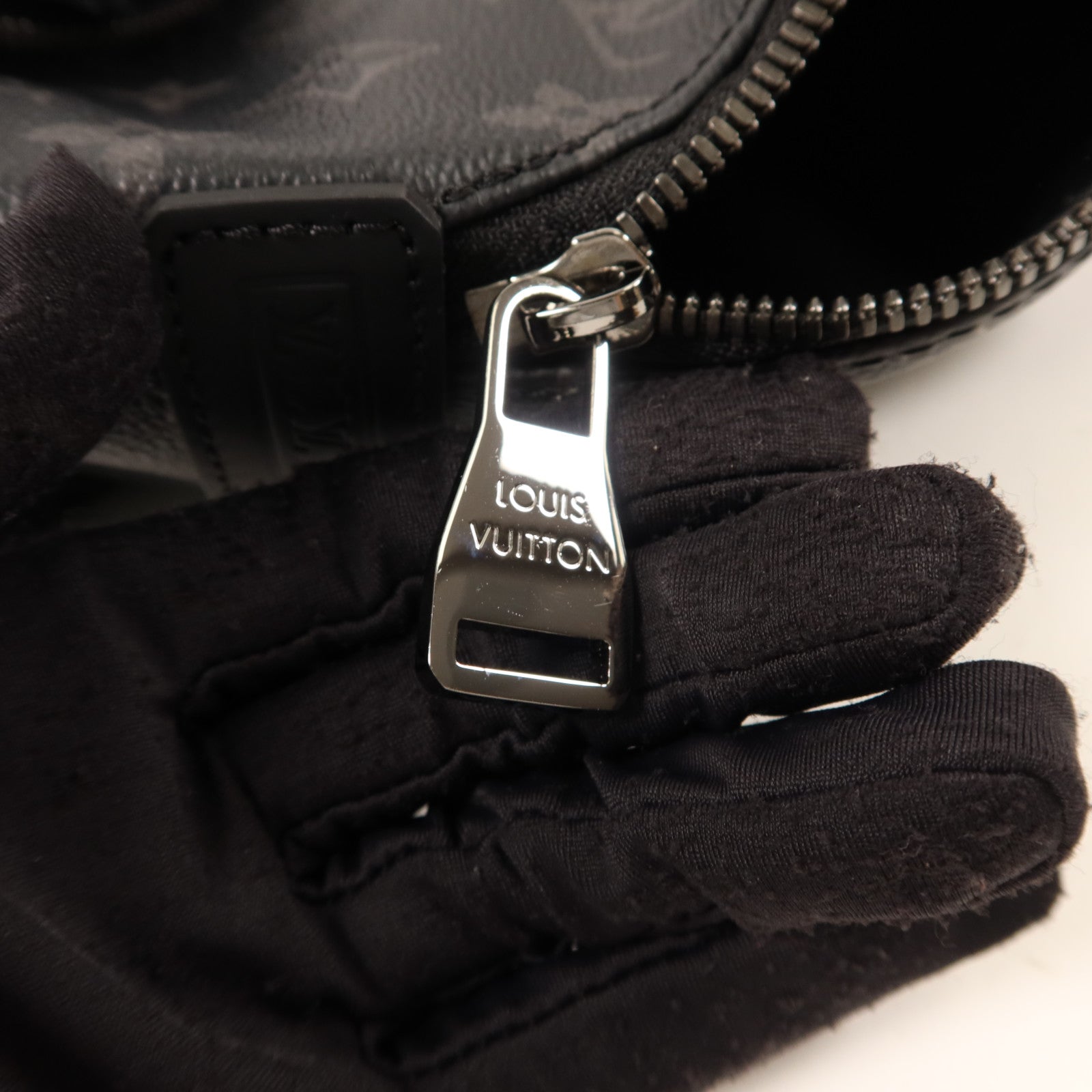 LOUIS VUITTON Monogram Eclipse Discovery PM銀扣背包
