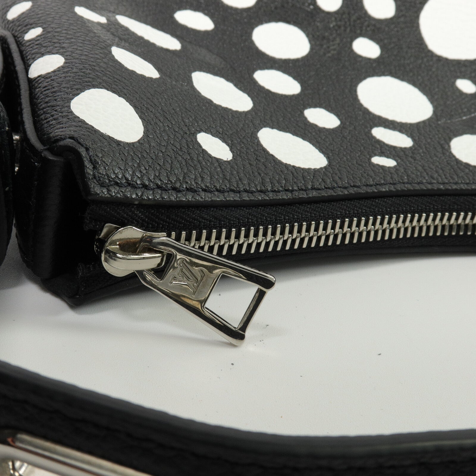 LOUIS VUITTON Monogram Empreinte LV x YK Marshmallow Bag手挽袋
