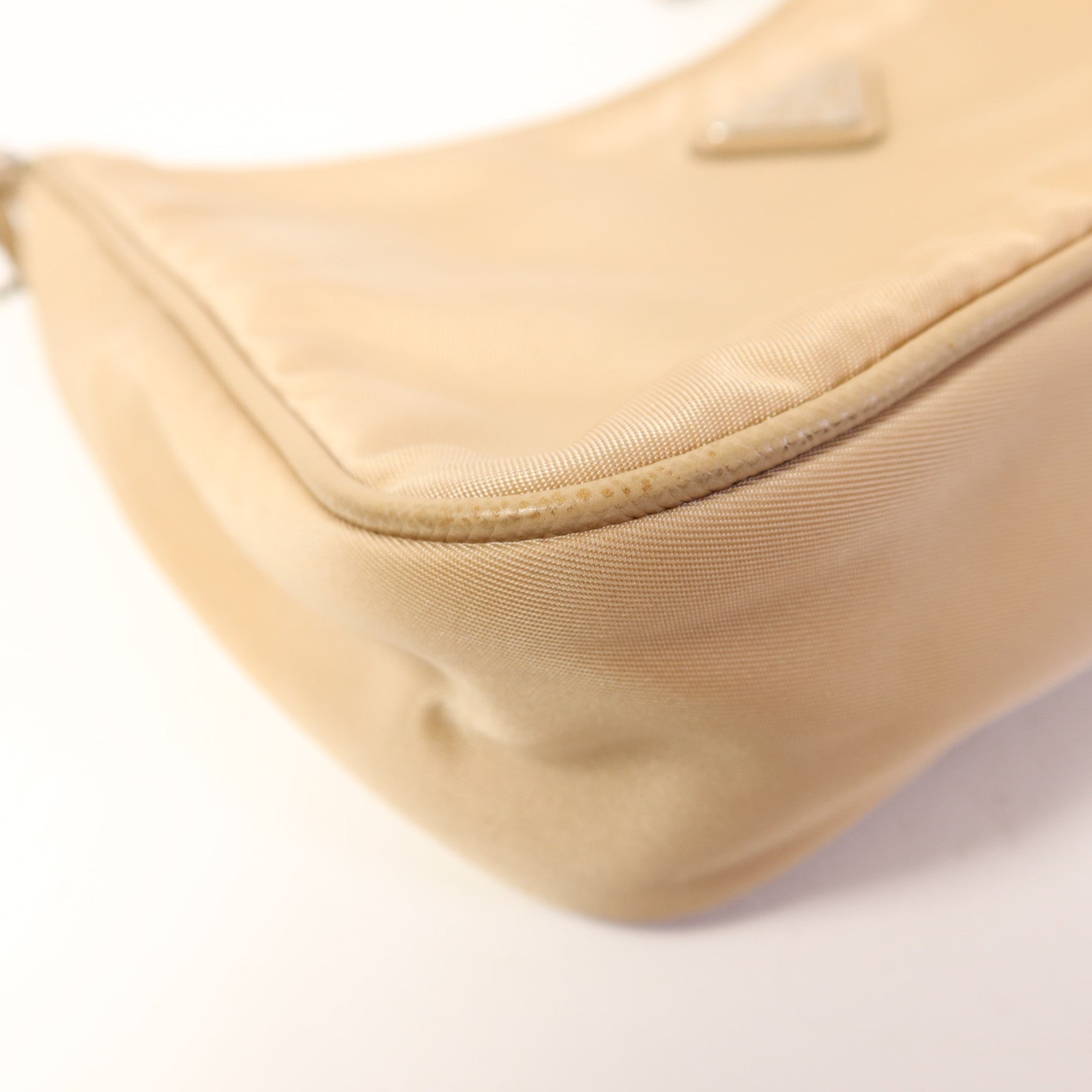 PRADA 尼龍Re-Edition 2005銀扣肩背袋