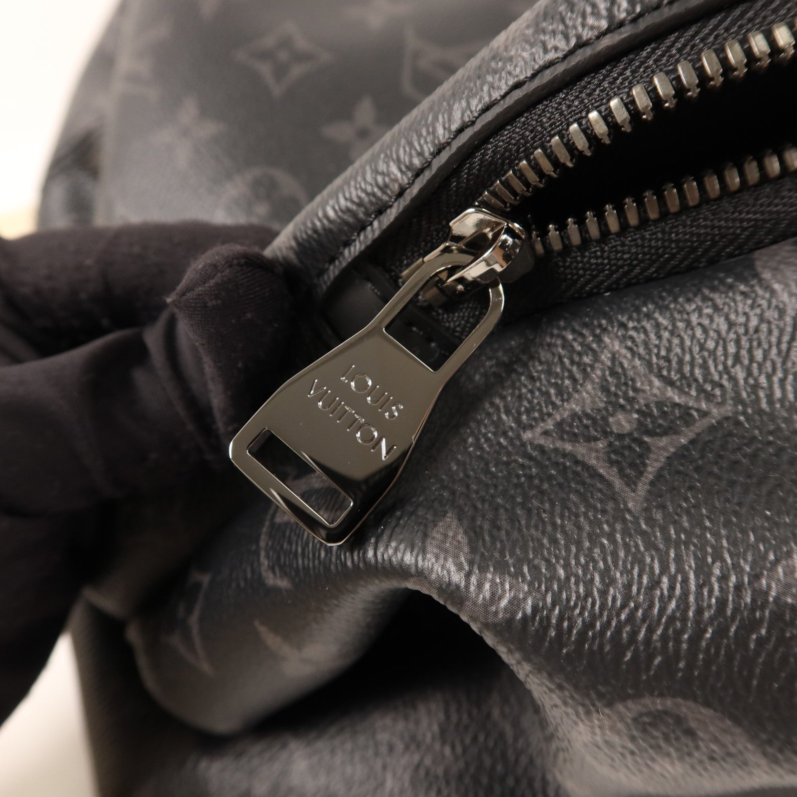 LOUIS VUITTON Monogram Eclipse Discovery PM銀扣背包