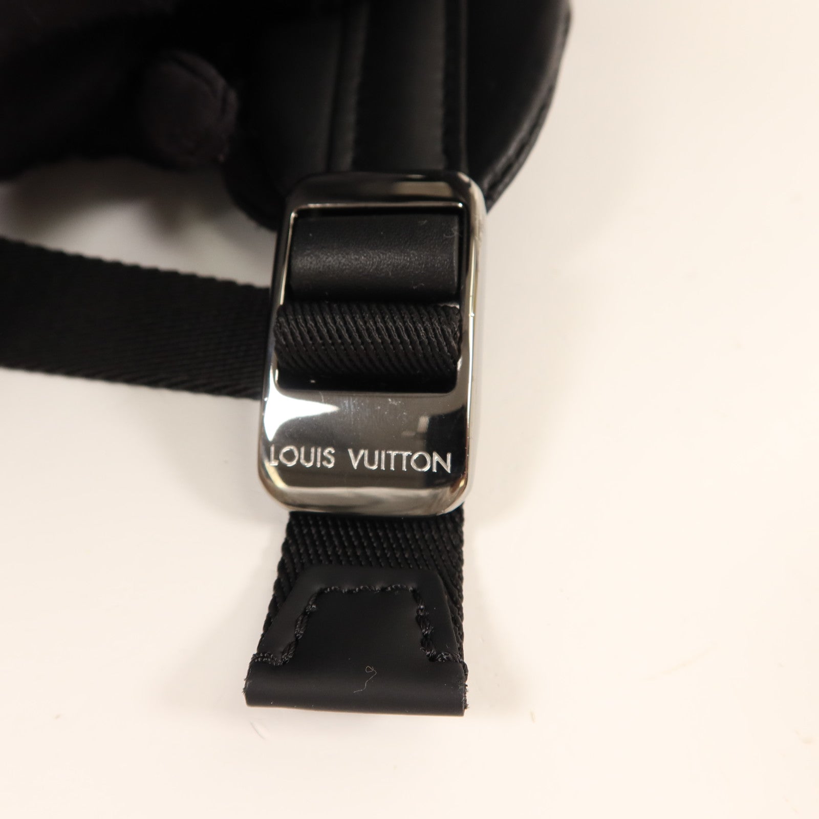 LOUIS VUITTON Monogram Eclipse Discovery PM銀扣背包