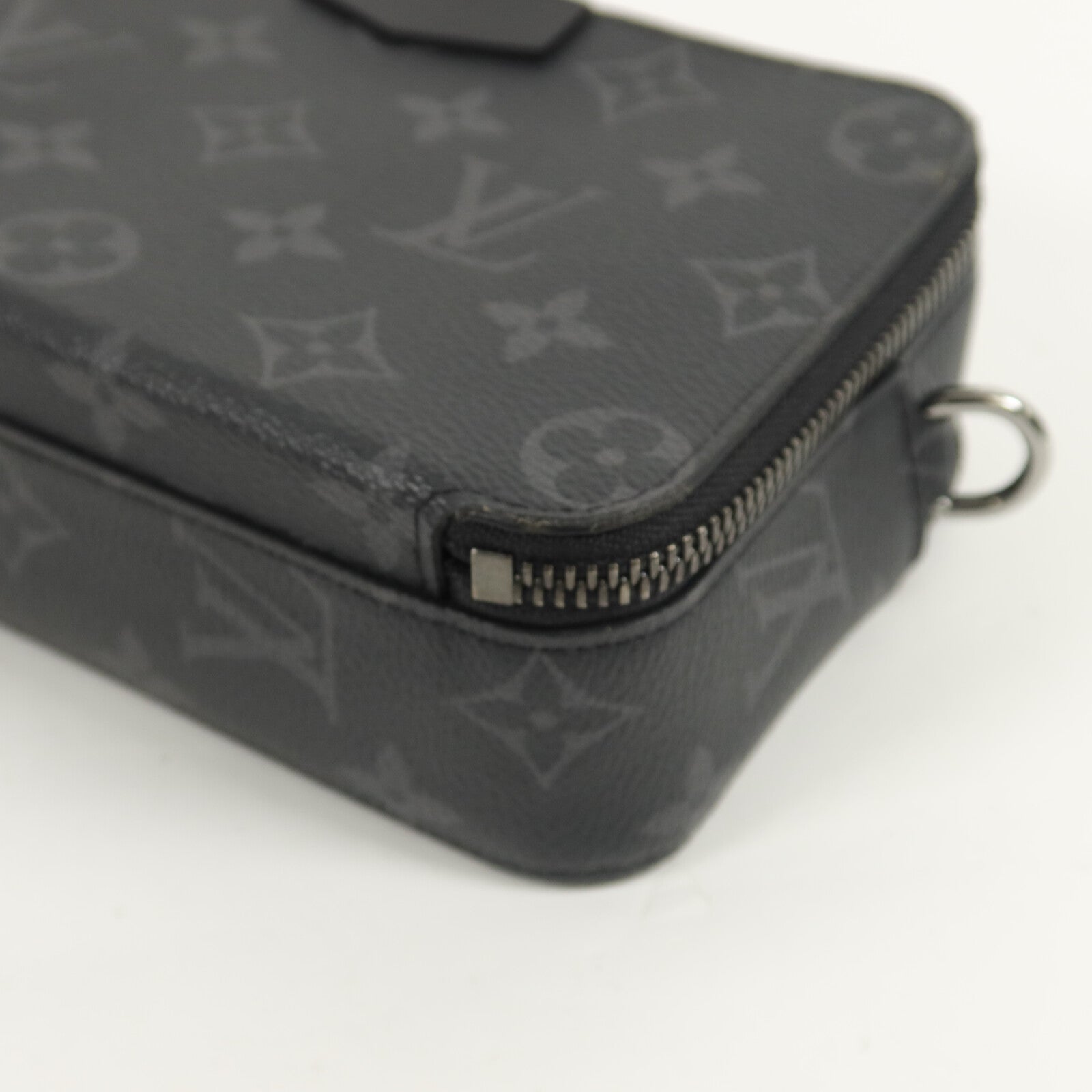 LOUIS VUITTON Monogram Eclipse Alpha肩背袋