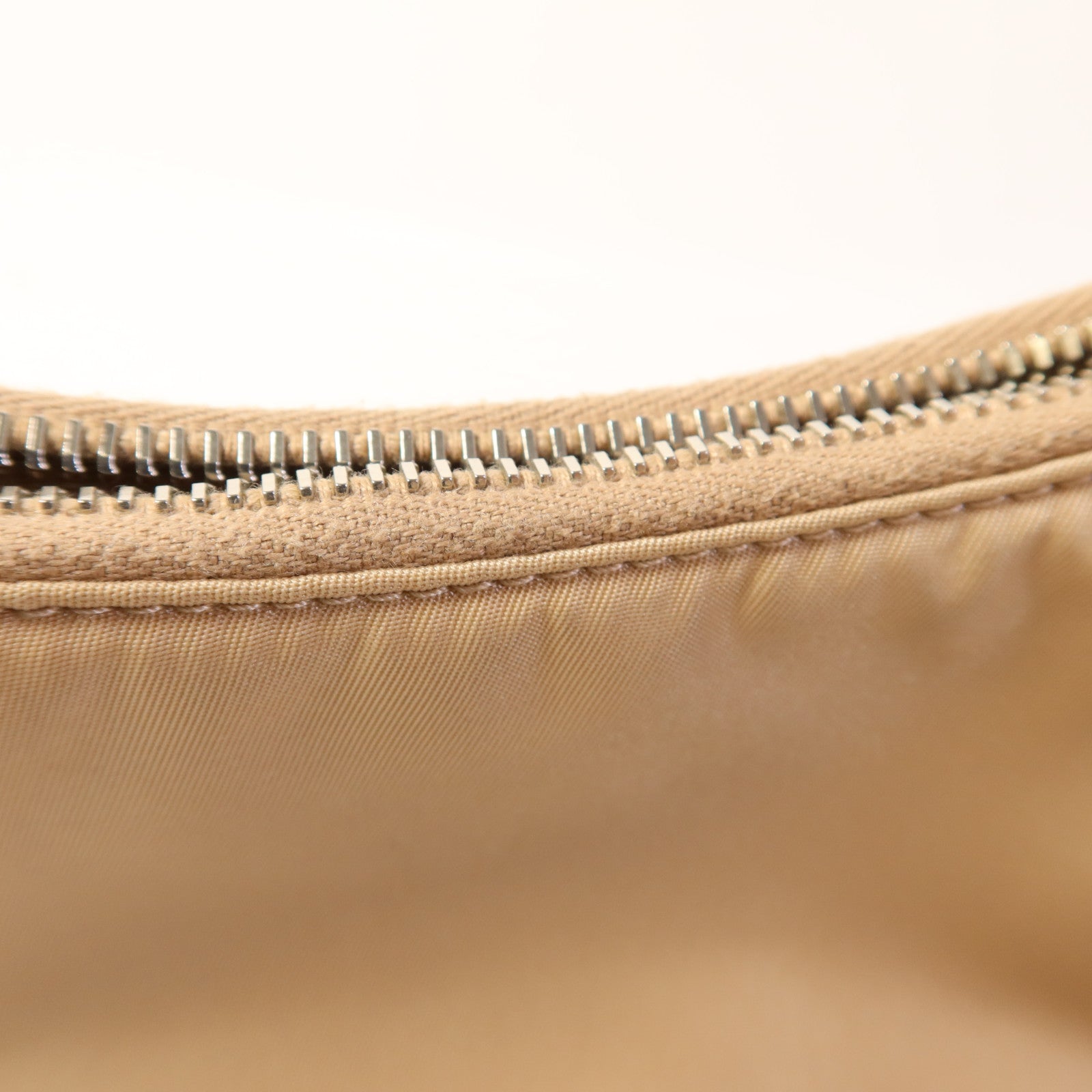 PRADA 尼龍Re-Edition 2005銀扣肩背袋