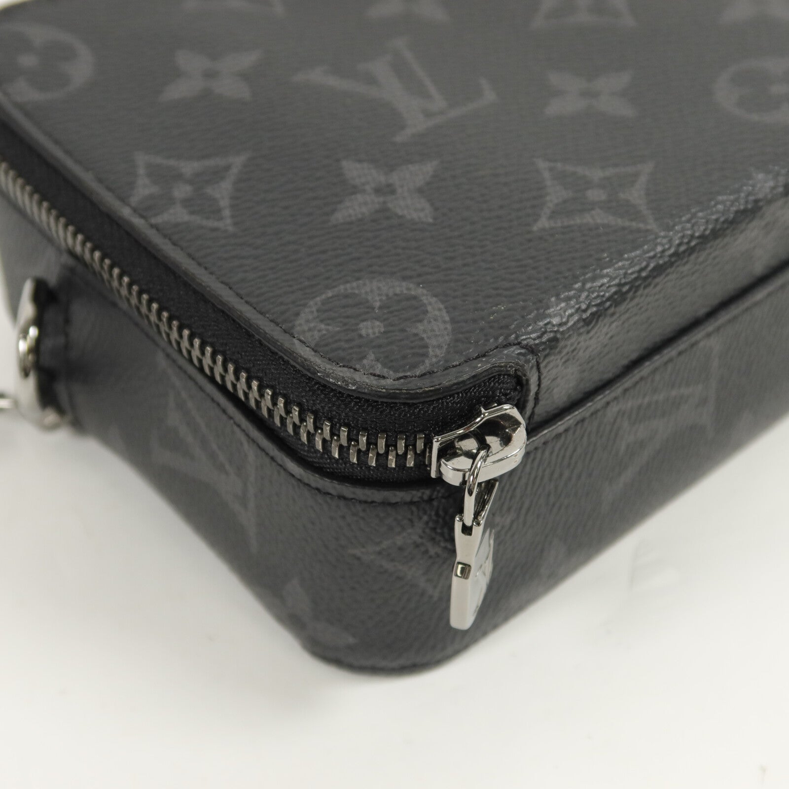 LOUIS VUITTON Monogram Eclipse Alpha肩背袋