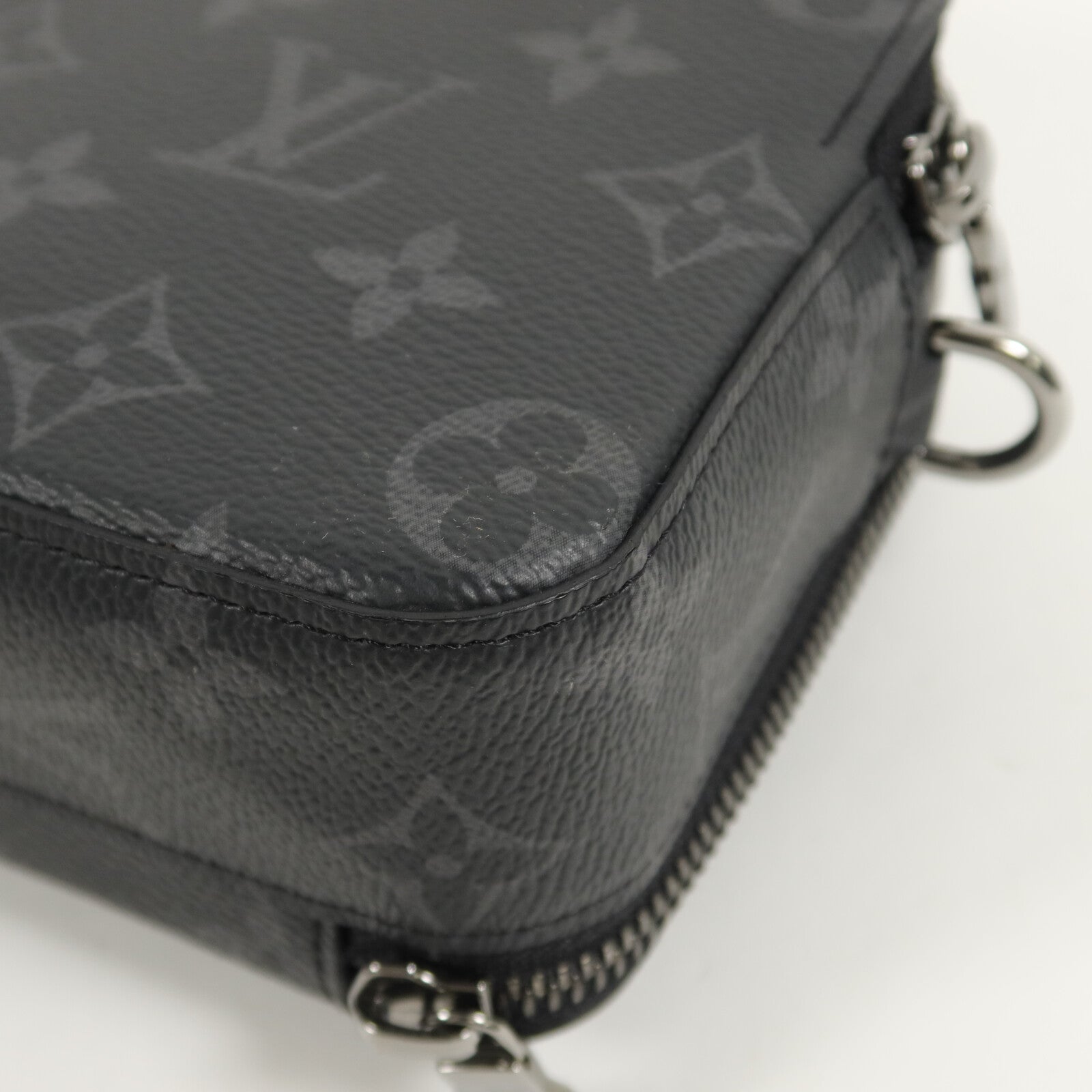 LOUIS VUITTON Monogram Eclipse Alpha肩背袋