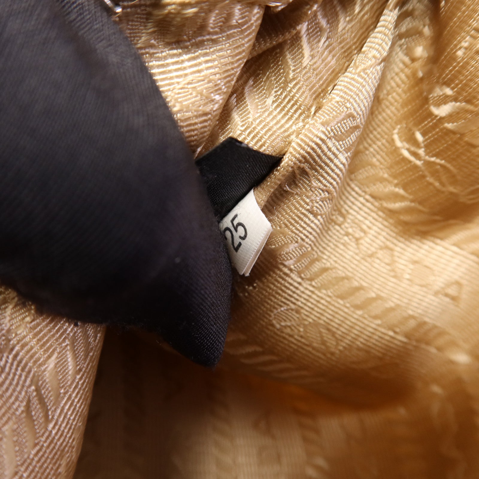 PRADA 尼龍Re-Edition 2005銀扣肩背袋