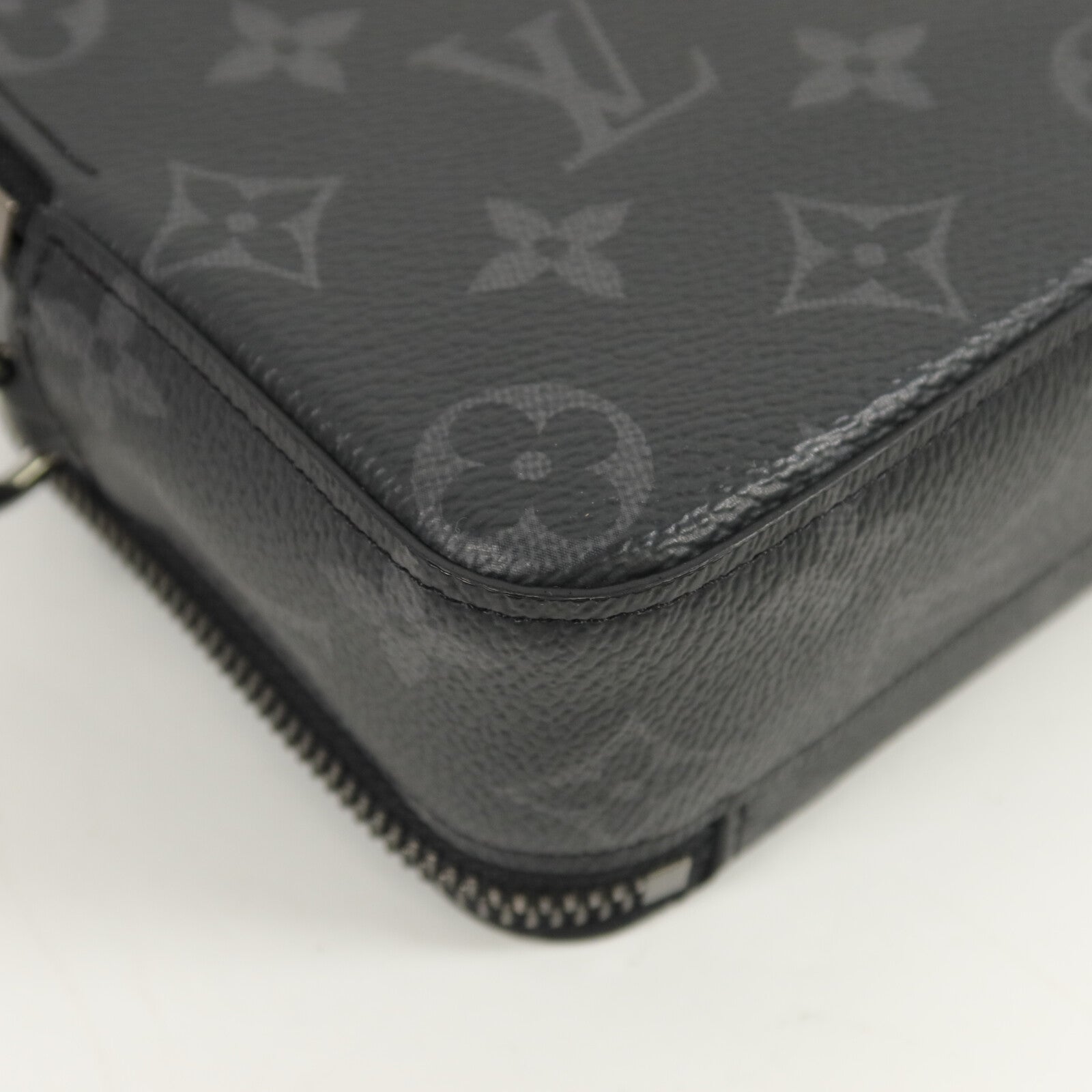 LOUIS VUITTON Monogram Eclipse Alpha肩背袋