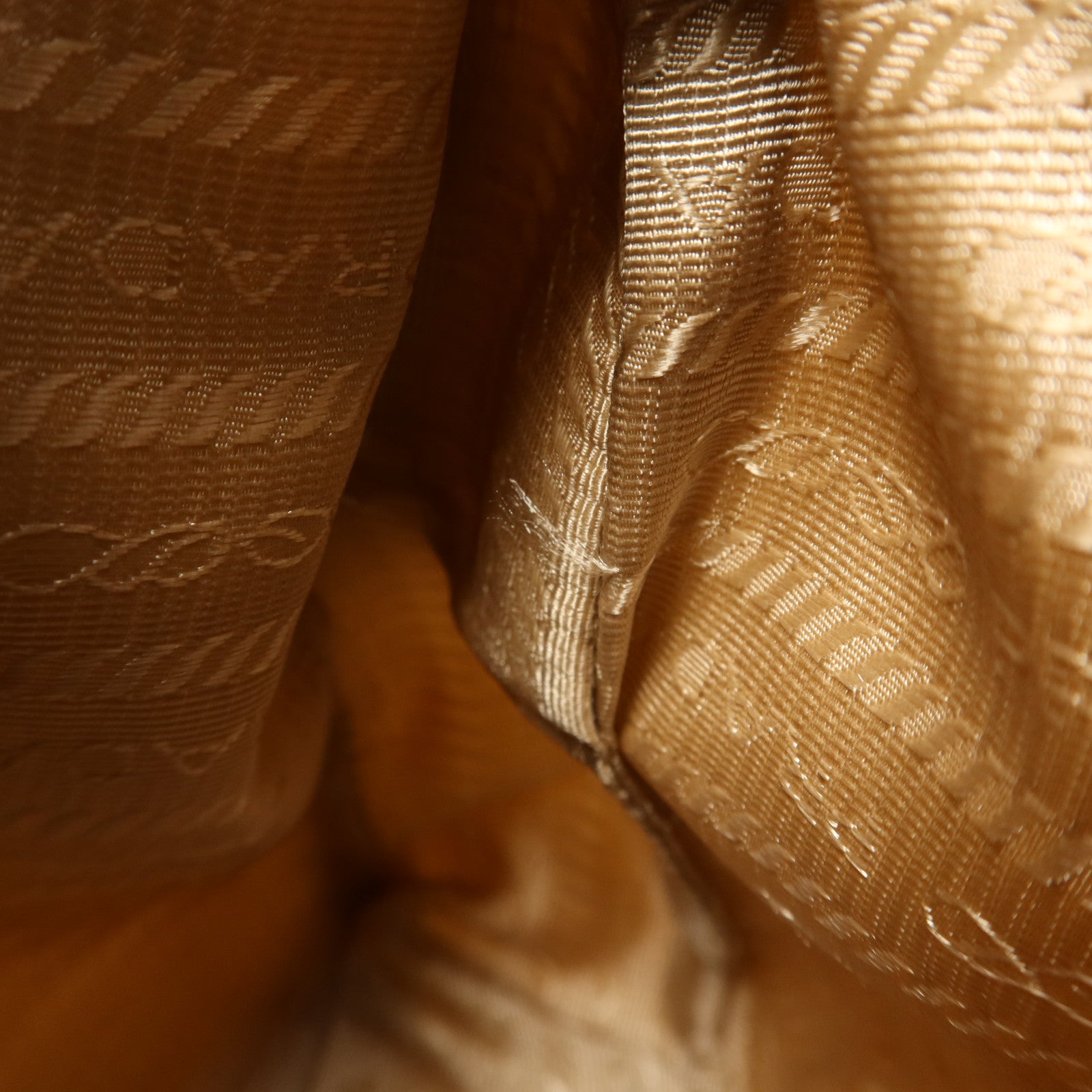 PRADA 尼龍Re-Edition 2005銀扣肩背袋