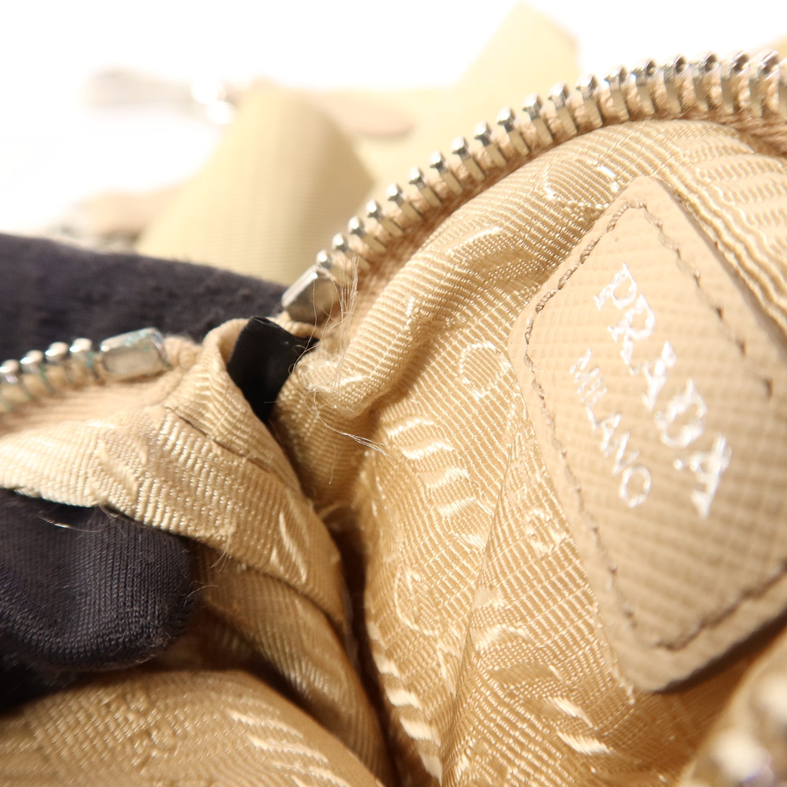 PRADA 尼龍Re-Edition 2005銀扣肩背袋