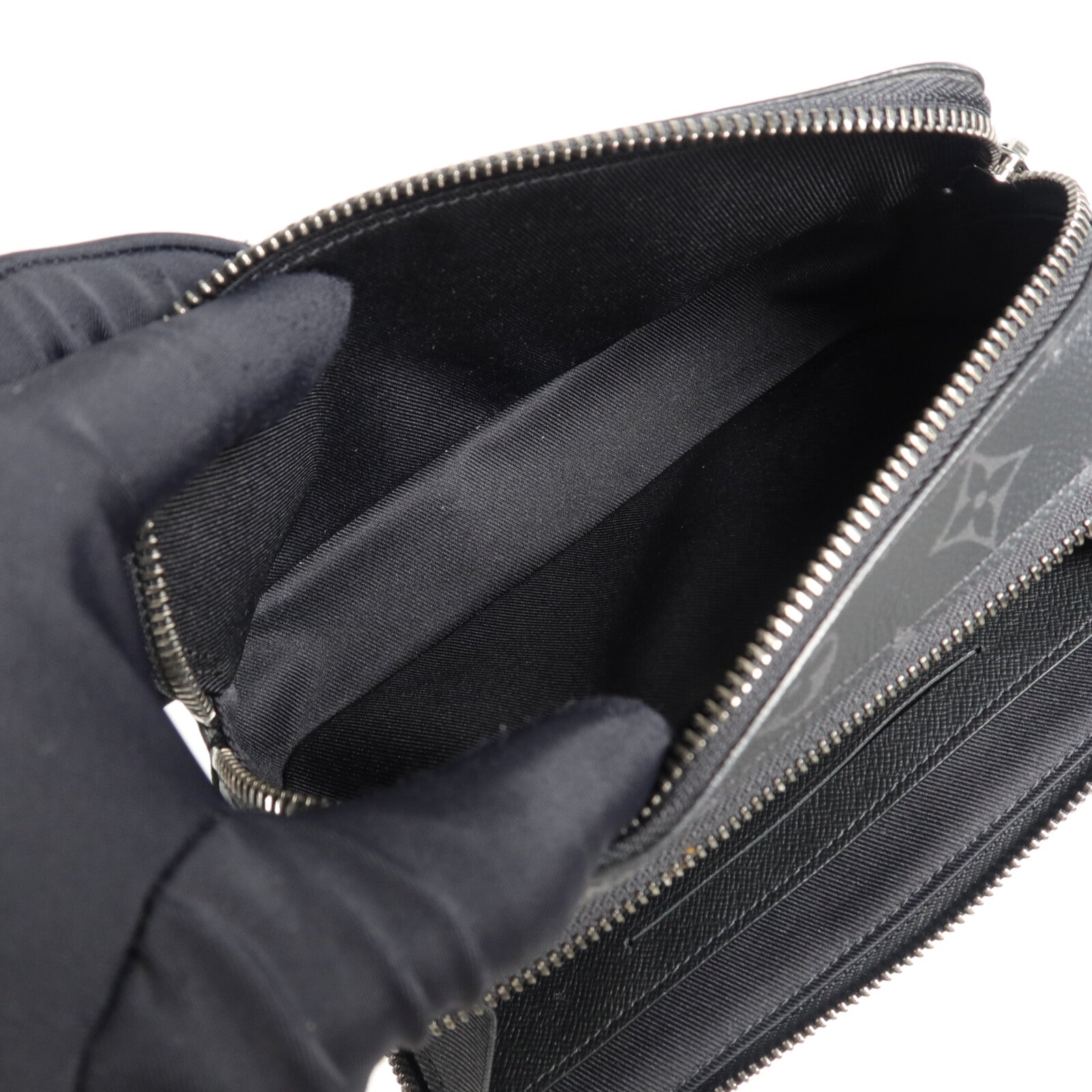 LOUIS VUITTON Monogram Eclipse Alpha肩背袋