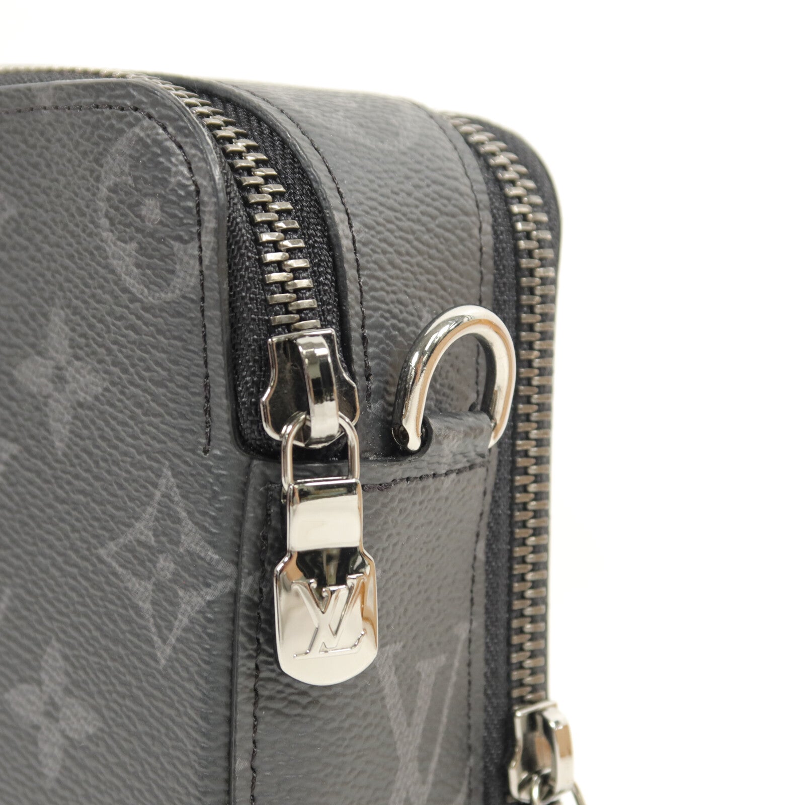 LOUIS VUITTON Monogram Eclipse Alpha肩背袋