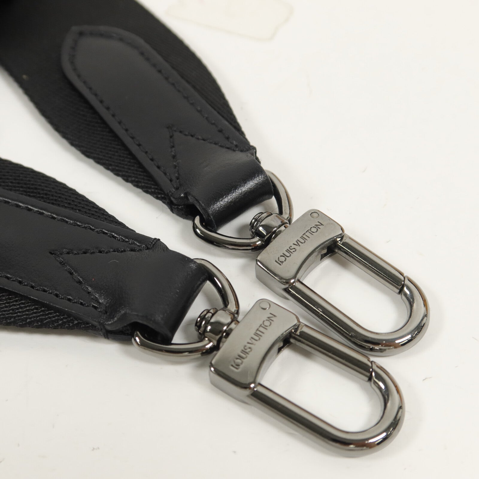 LOUIS VUITTON Monogram Eclipse Alpha肩背袋