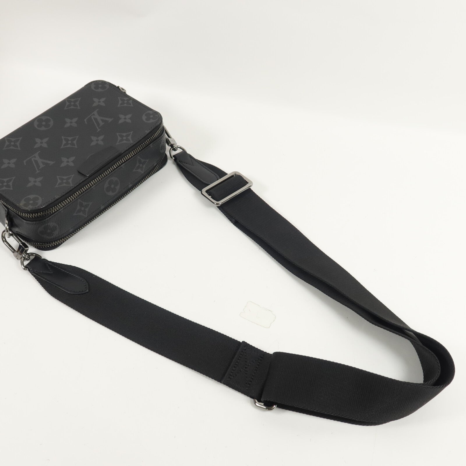 LOUIS VUITTON Monogram Eclipse Alpha肩背袋