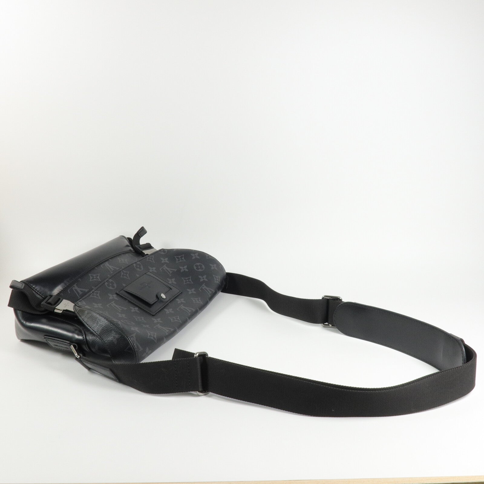 LOUIS VUITTON Monogram Eclipse Messenger PM Voyager銀扣肩背袋