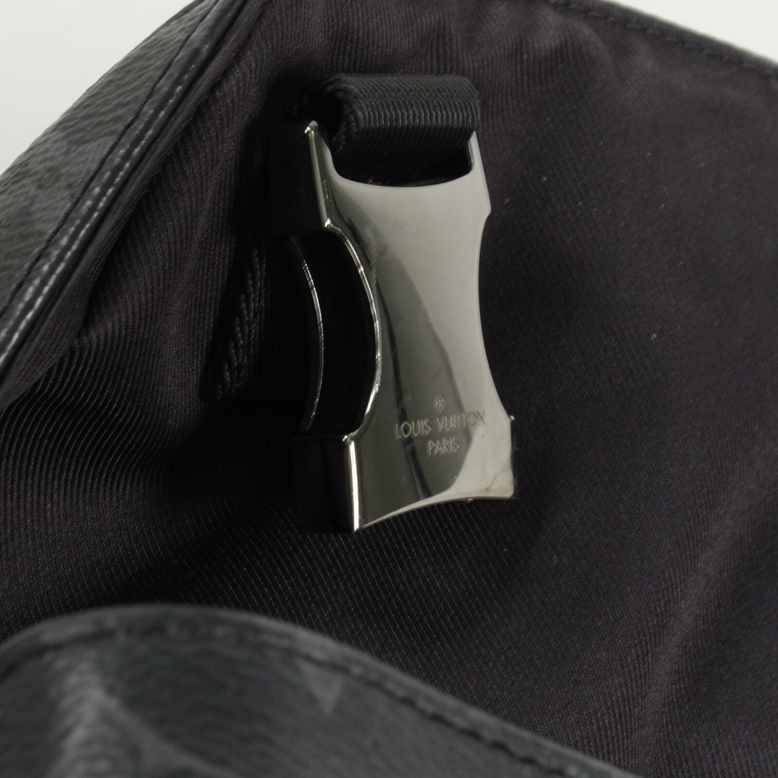 LOUIS VUITTON Monogram Eclipse Messenger PM Voyager銀扣肩背袋