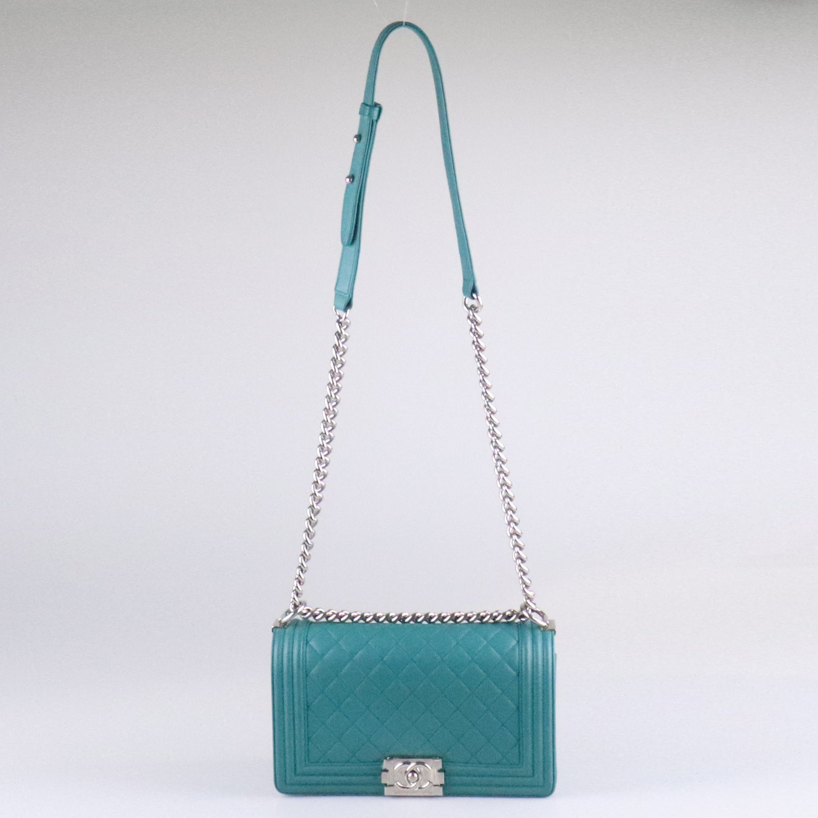 CHANEL diamond lambskin leather Boy Chanel silver buckle shoulder bag blue