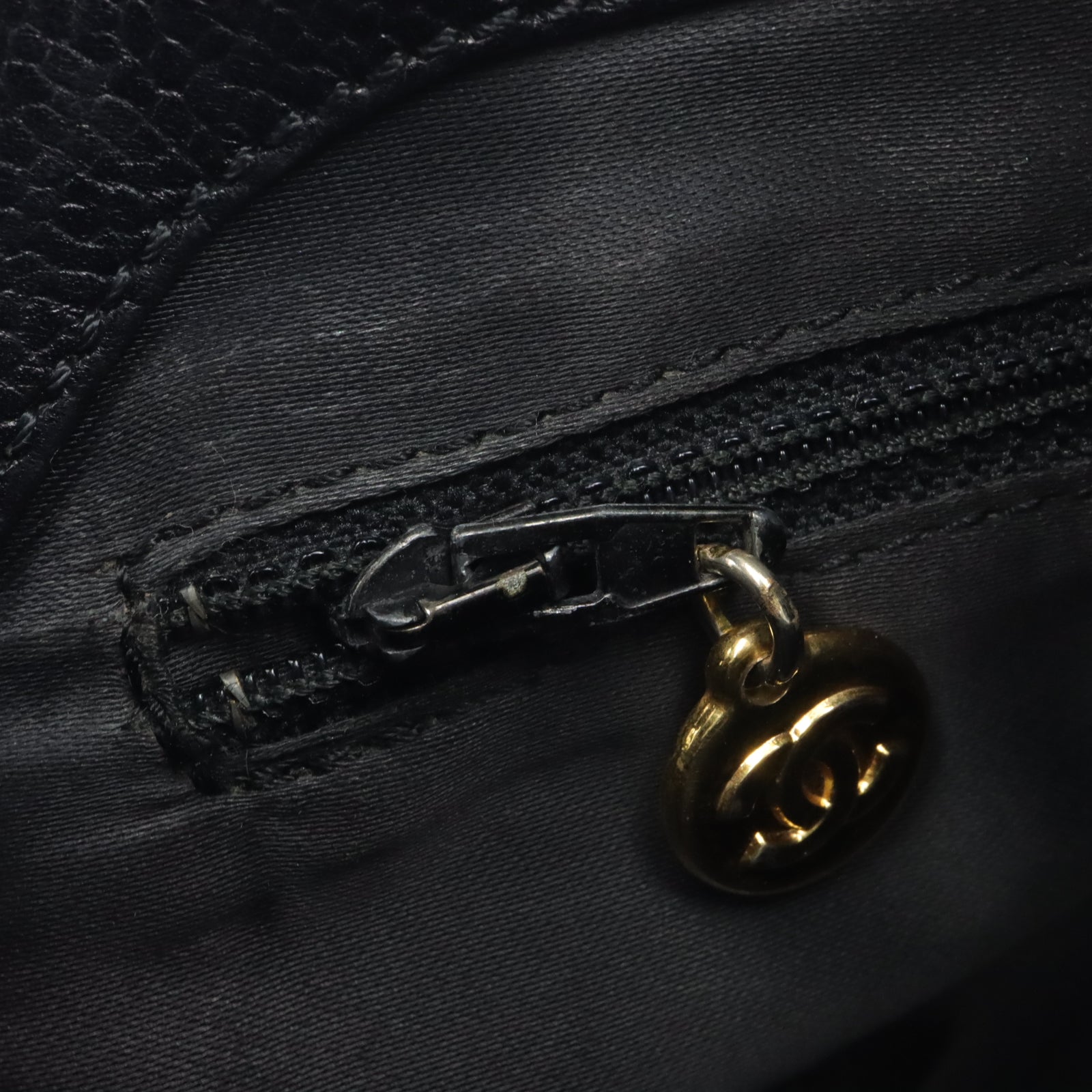 CHANEL 【激減優惠】Caviar皮革Chain Shoulder金扣肩背袋黑色