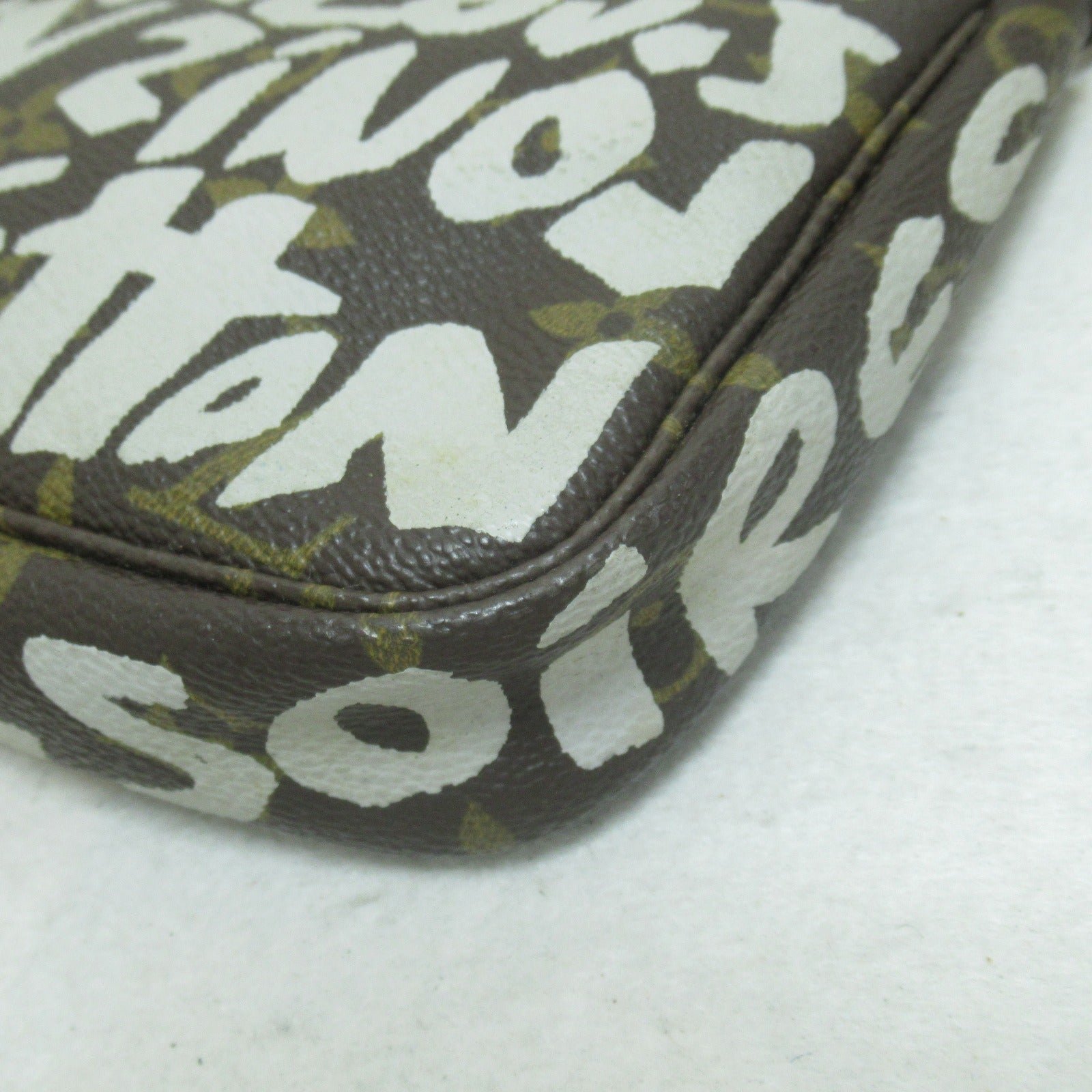 LOUIS VUITTON Monogram Grafitti Pochette Accessory手挽袋啡色