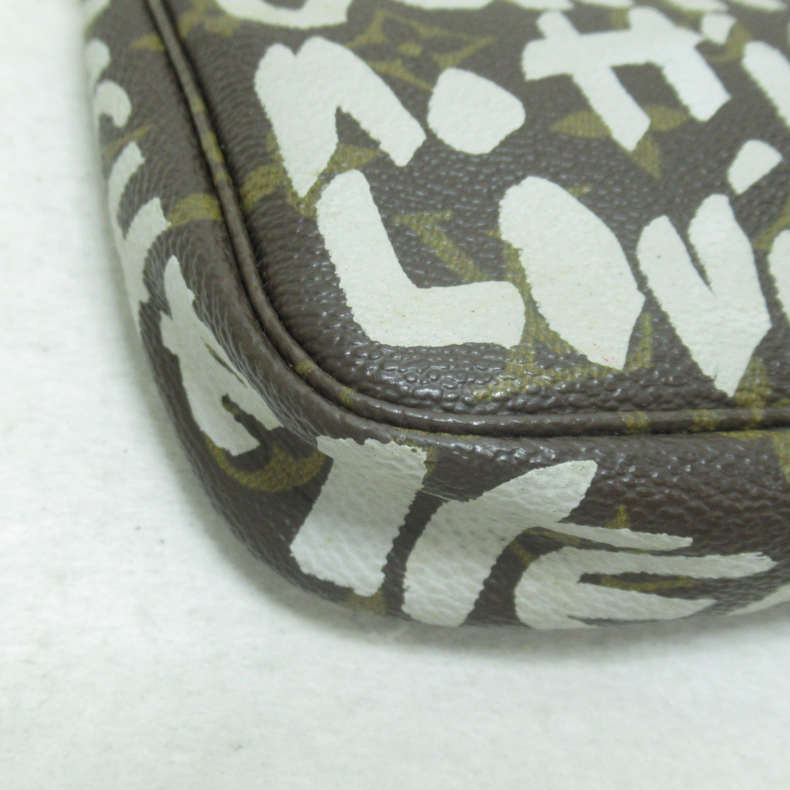LOUIS VUITTON Monogram Grafitti Pochette Accessory手挽袋啡色