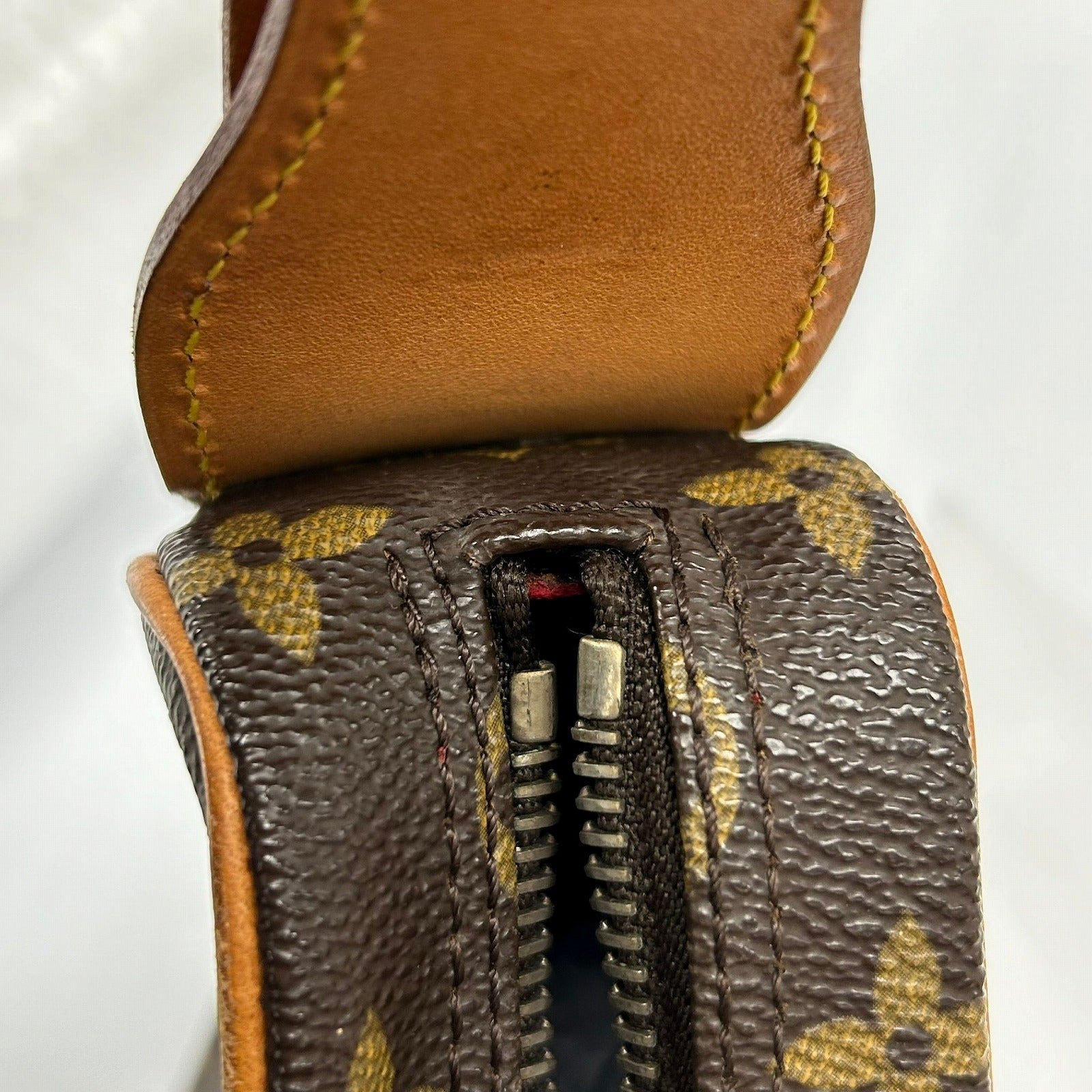 LOUIS VUITTON Monogram Pochette Croissant金扣肩背袋啡色