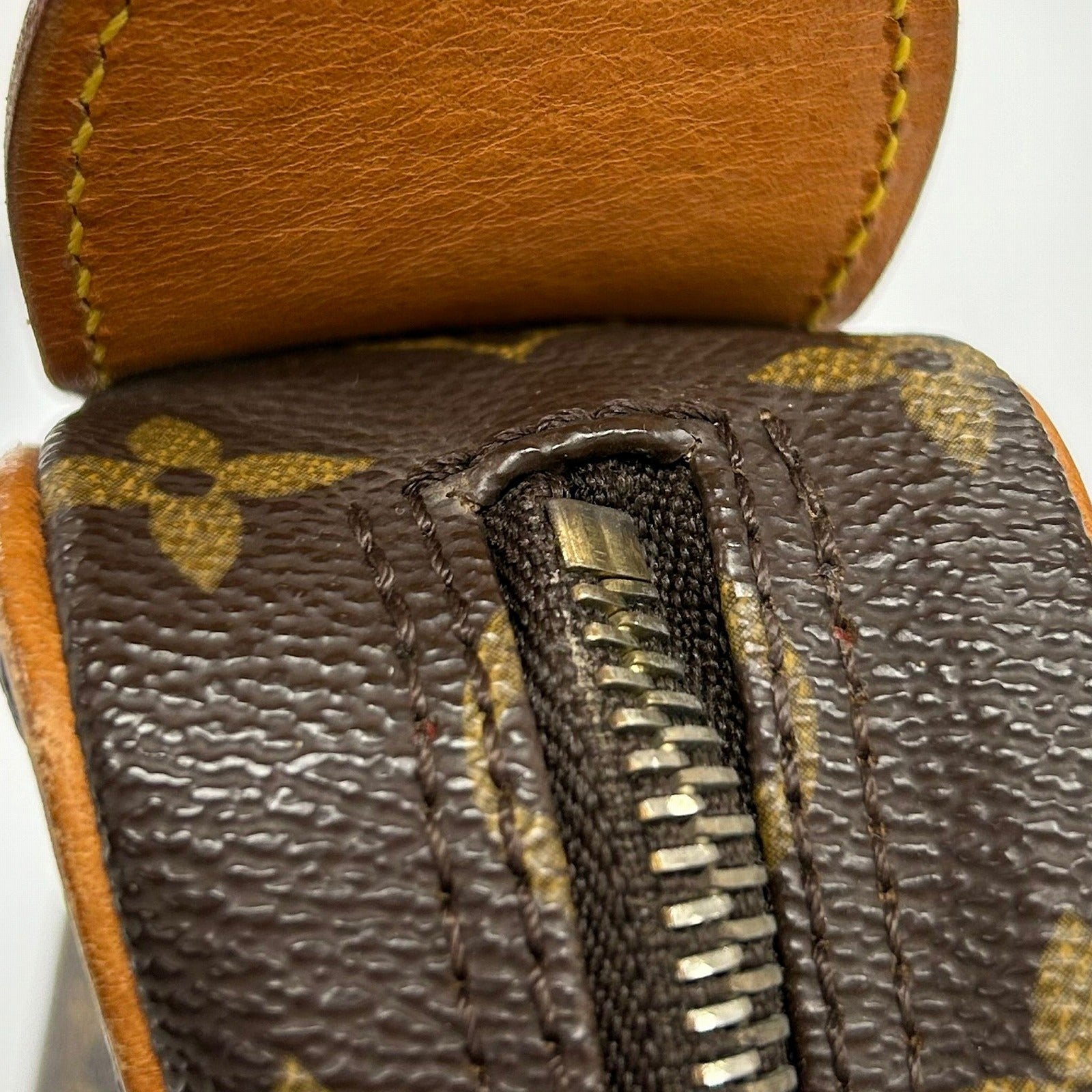 LOUIS VUITTON Monogram Pochette Croissant金扣肩背袋啡色