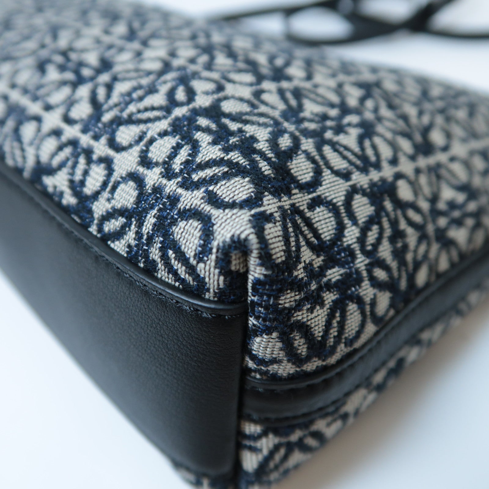 LOEWE 帆布Mini Flamenco Clutch Anagram金扣肩背袋黑色/深藍色