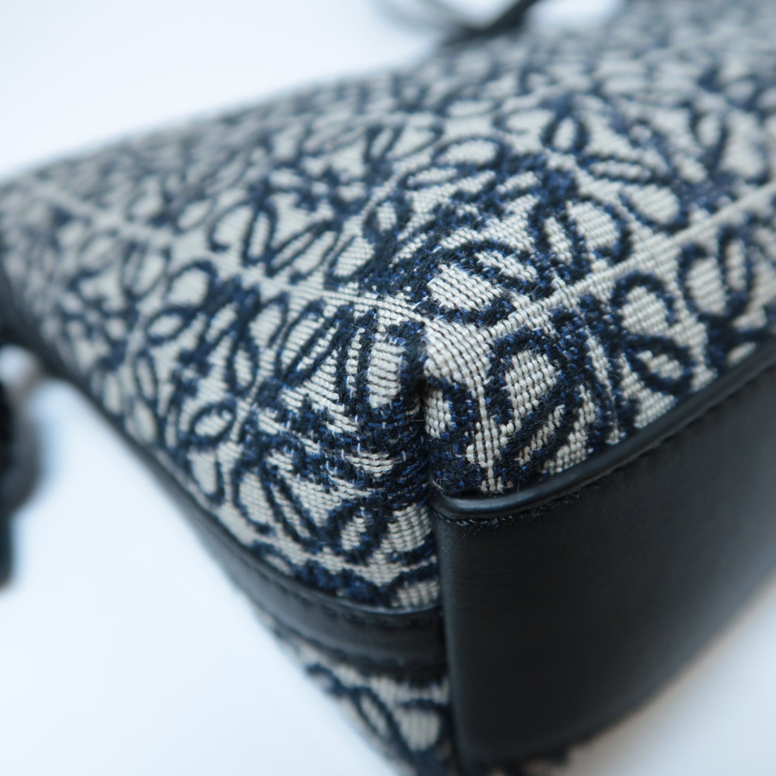 LOEWE 帆布Mini Flamenco Clutch Anagram金扣肩背袋黑色/深藍色