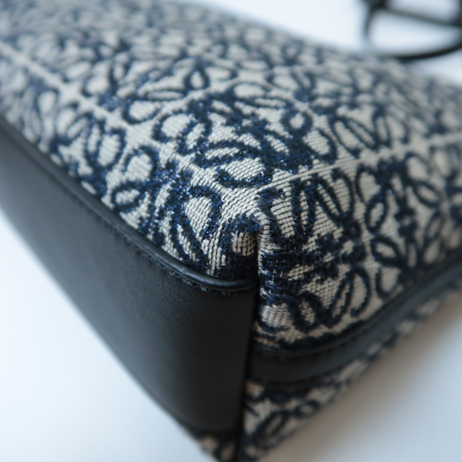 LOEWE 帆布Mini Flamenco Clutch Anagram金扣肩背袋黑色/深藍色