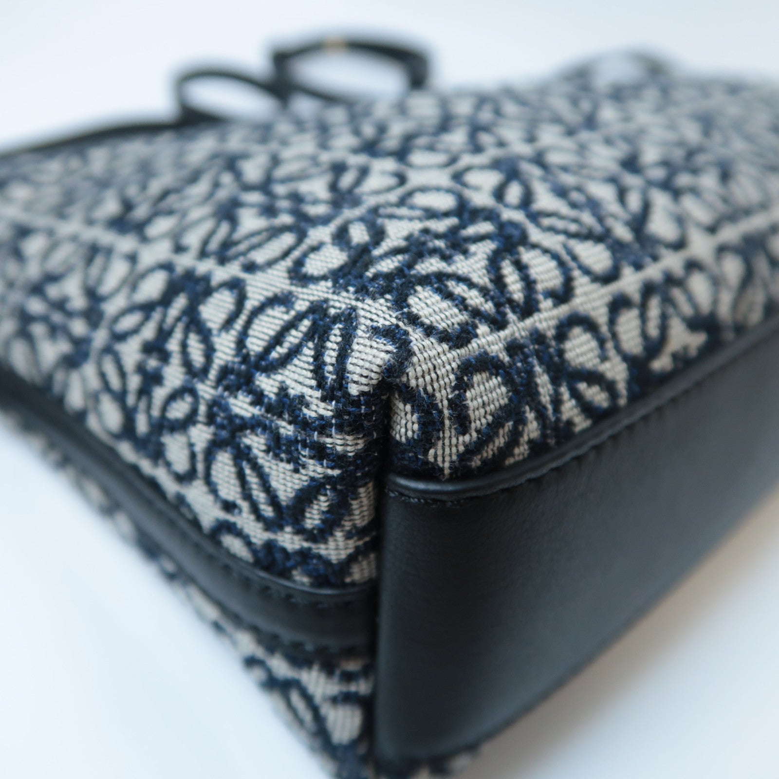 LOEWE 帆布Mini Flamenco Clutch Anagram金扣肩背袋黑色/深藍色