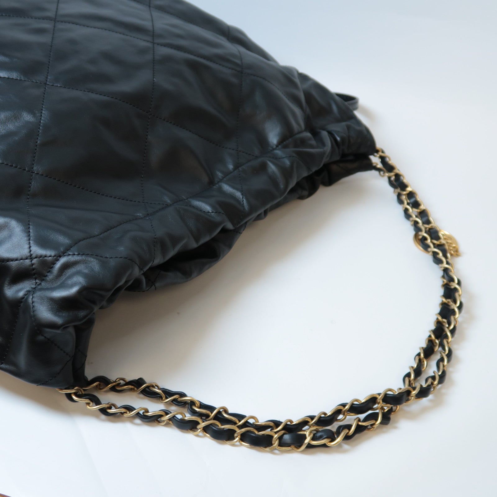 CHANEL 菱格羊皮皮革C22 Large金扣肩背袋黑色
