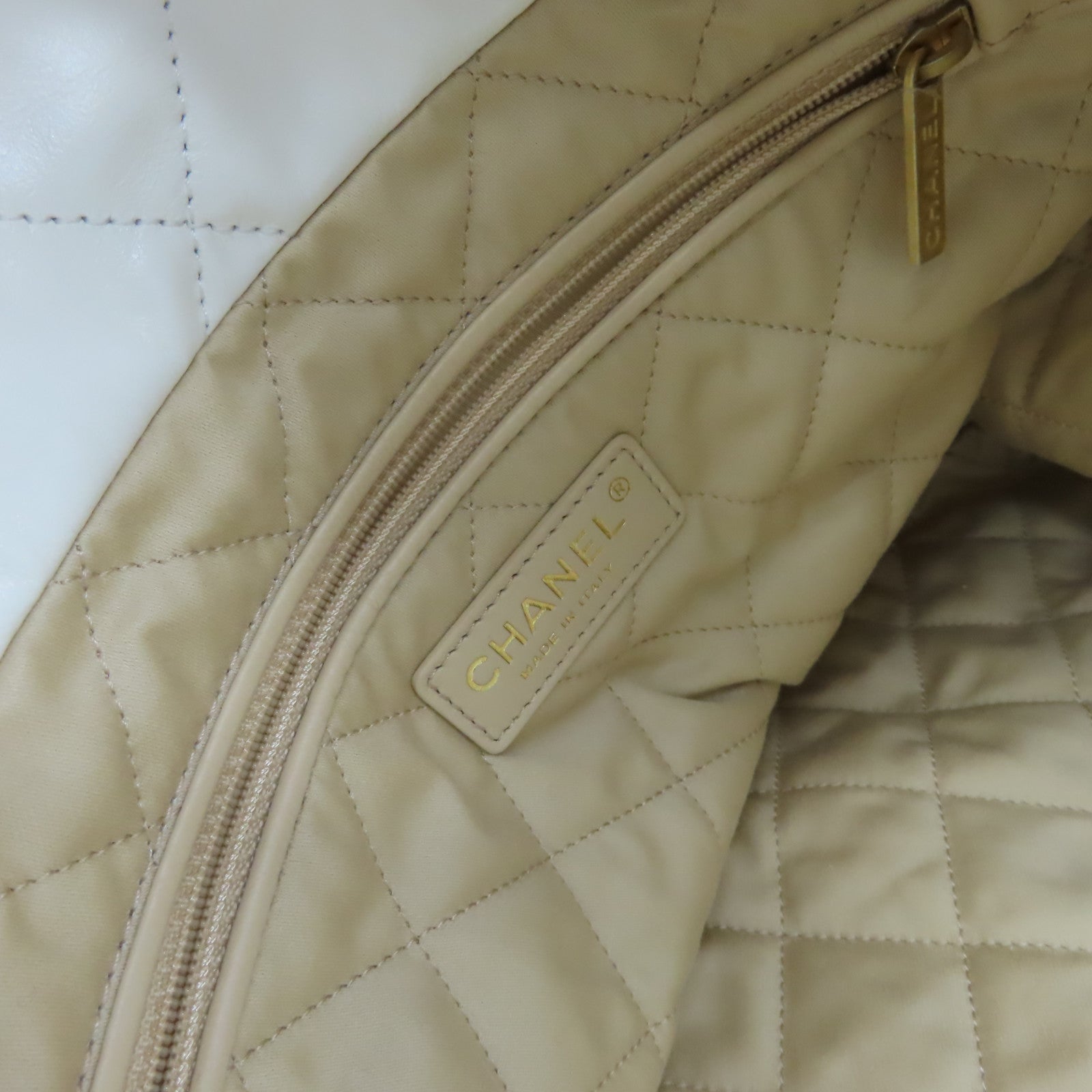 CHANEL 菱格牛皮皮革Chanel 22Shoulder Bag金扣鏈帶肩背袋米白色