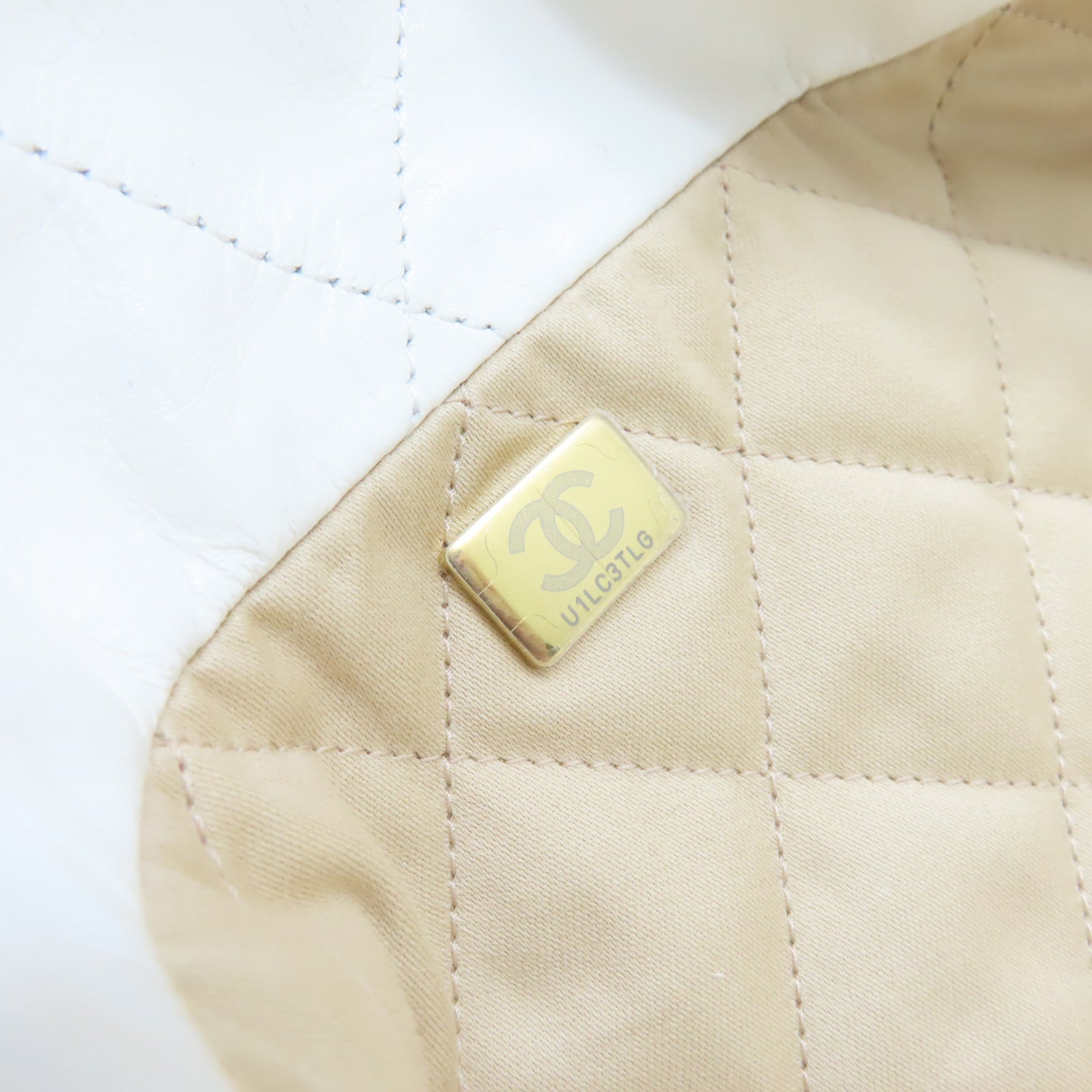 CHANEL 菱格牛皮皮革Chanel 22Shoulder Bag金扣鏈帶肩背袋米白色