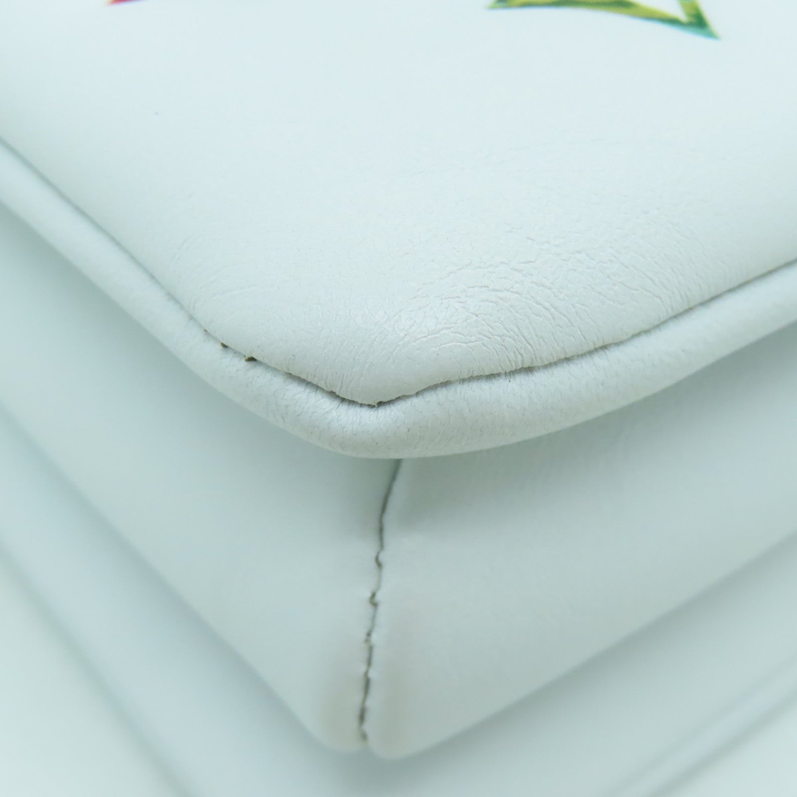 LOUIS VUITTON 羊皮皮革Coussin PM金扣手挽肩背兩用袋白色