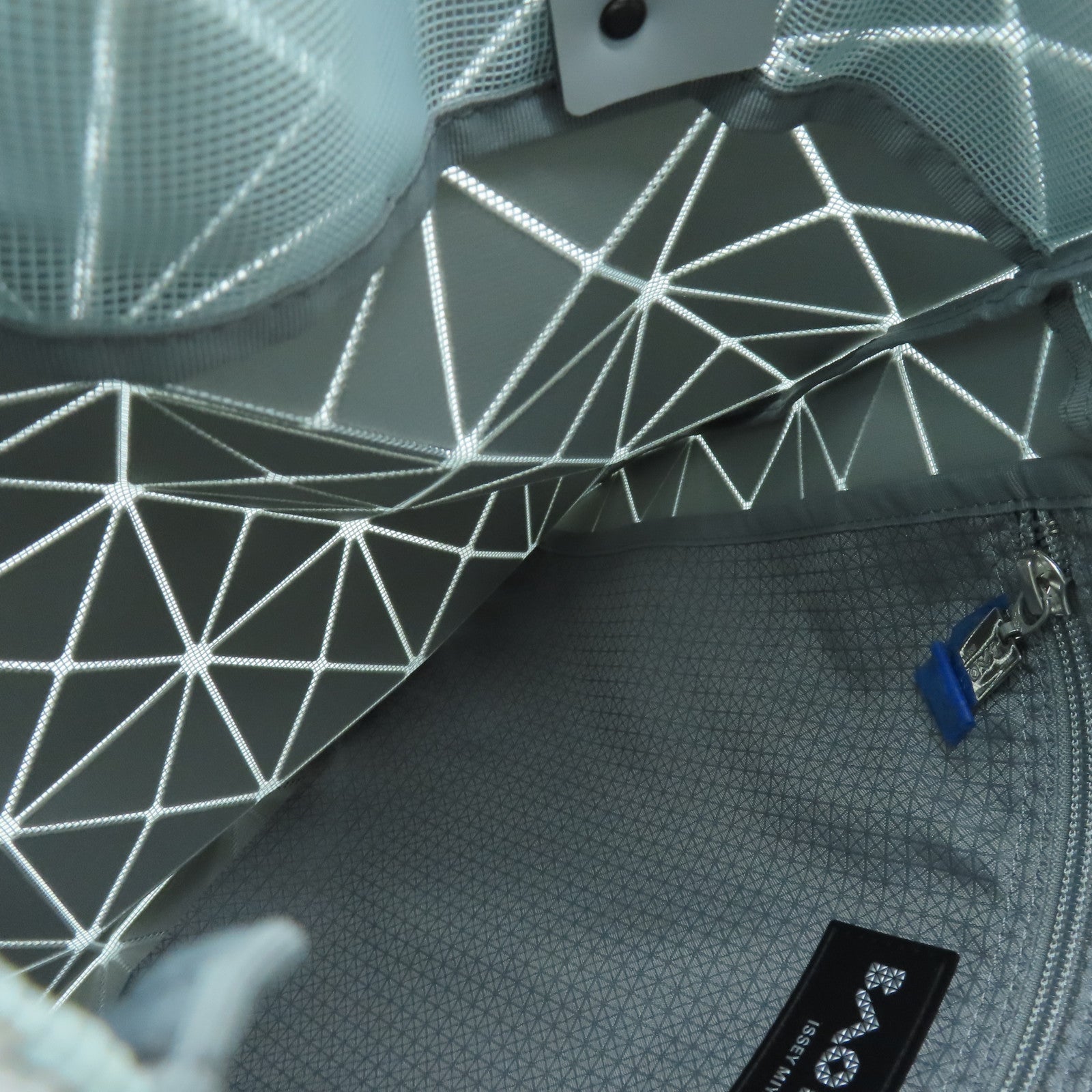 ISSEY MIYAKE PVC Bao Bao银扣手挽袋灰色