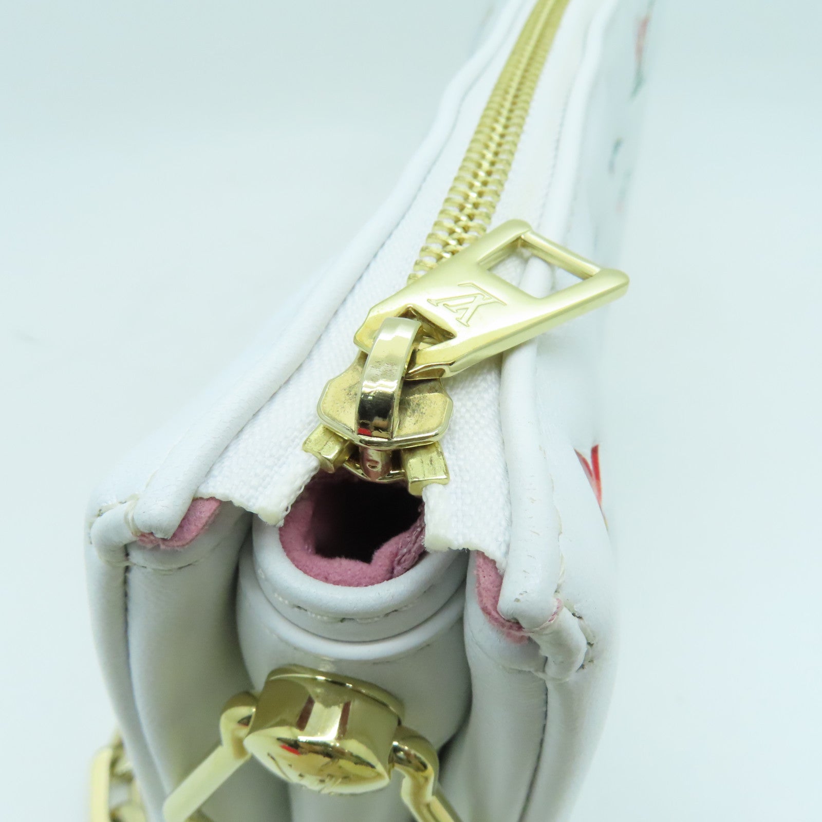 LOUIS VUITTON 羊皮皮革Coussin PM金扣手挽肩背兩用袋白色