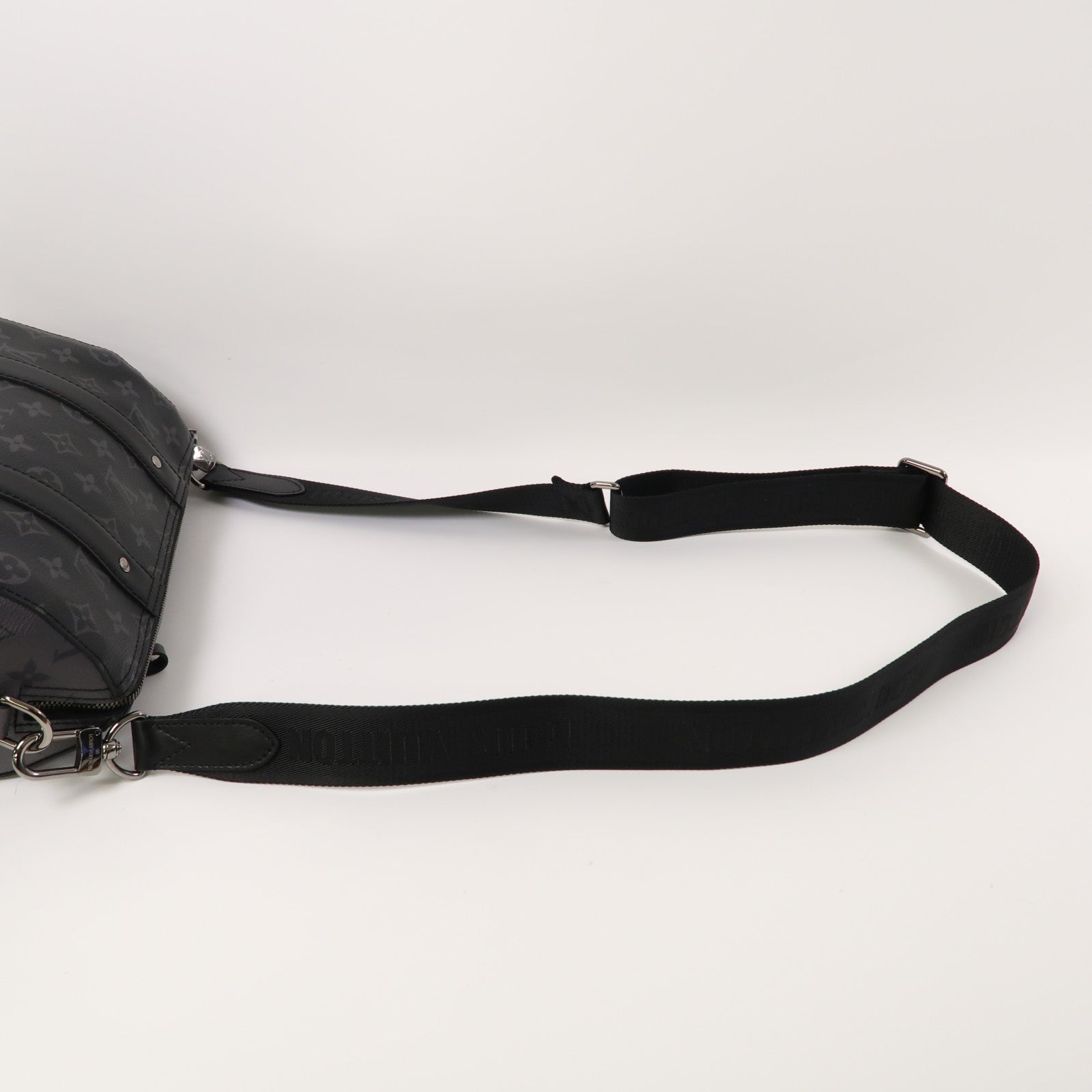 LOUIS VUITTON Monogram Eclipse Keepall Bandouliere 25銀扣肩背袋黑色