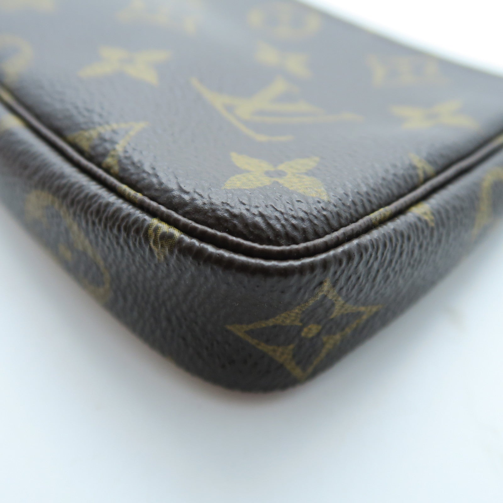 LOUIS VUITTON Monogram Mini Pochette Access金扣手拿包啡色